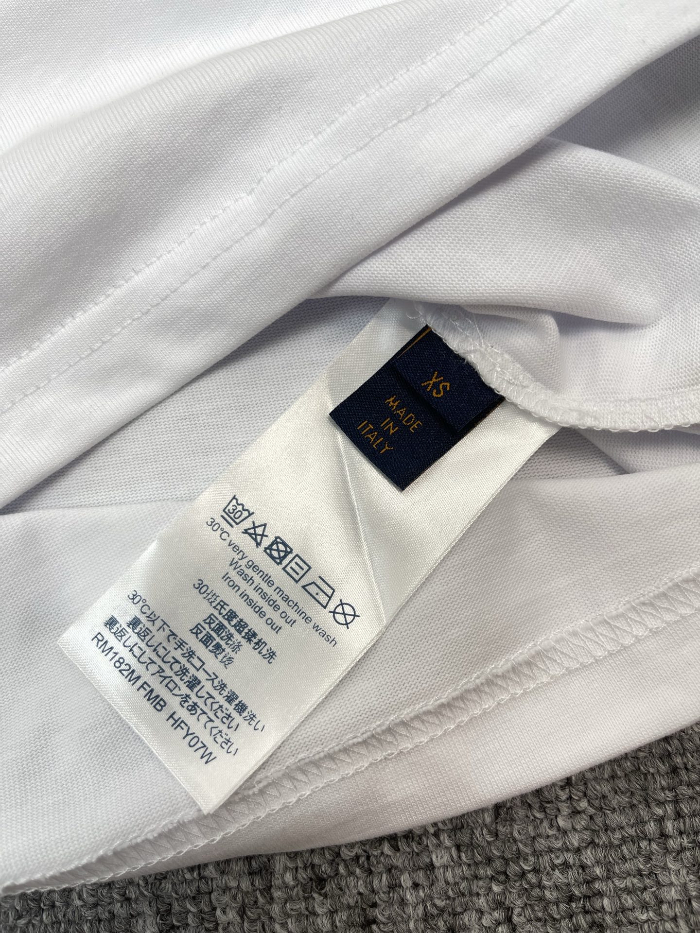 p110（顶级版本，官网品质）
LOUIS VUITTON*路易威登
LV 24立体浮雕压花短袖T恤

采用原板独家定制32支双纱纯棉面料 
质感非常柔软舒服 100%区别市场的顶级面料(不缩水 不变形 不起球)

搭配330克1x1螺纹(面料螺纹同缸定染无色差 不易变形)

原版定制 领标 洗水唛 吊牌 包装(细节完美)

Os落肩宽松版型 春夏最新砖柜同步 男女同款

尺码:XS-S-M-L
颜色:白色. 黑色