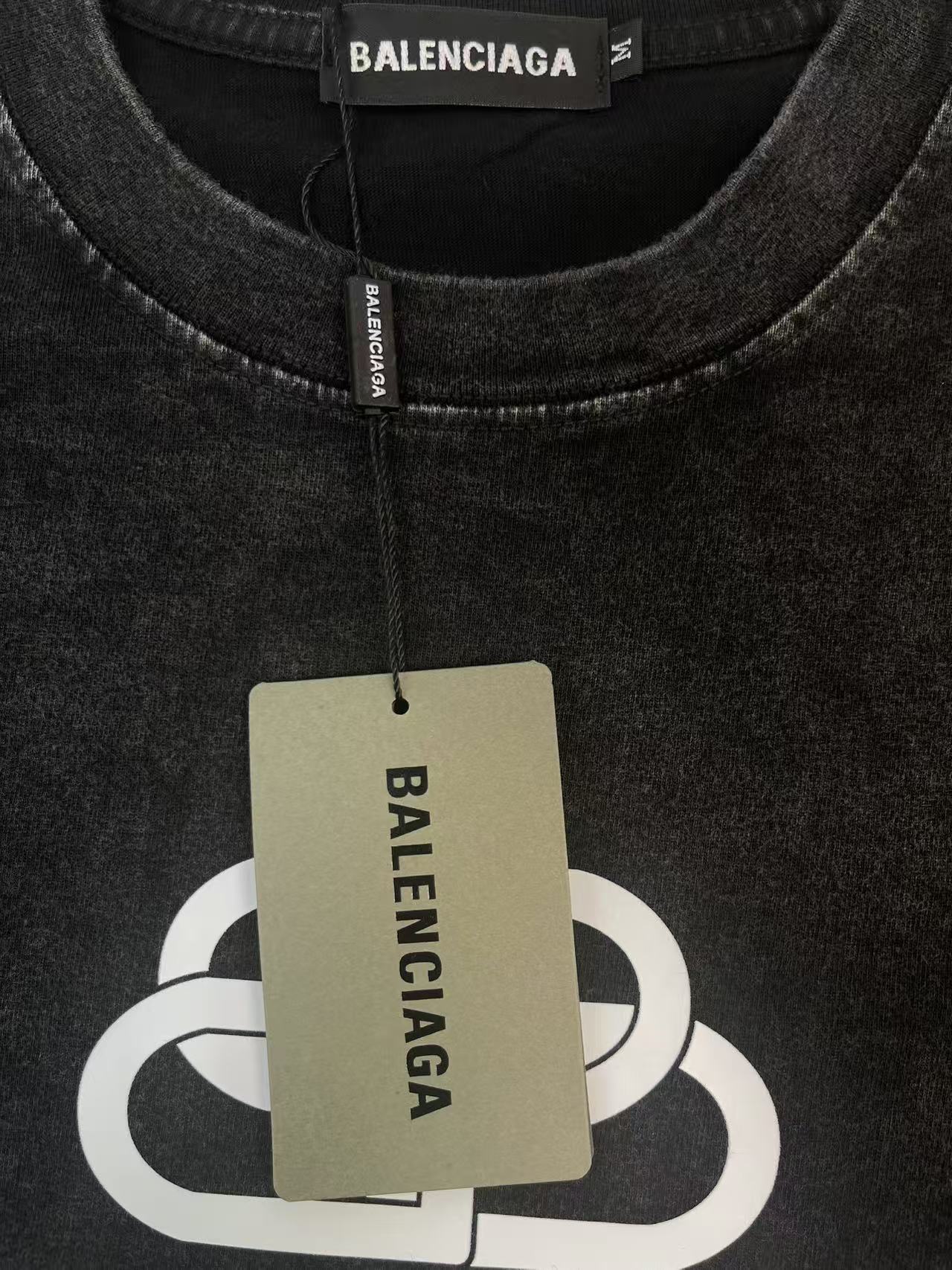 P100
款号B1001
BALENCIAGA 巴黎世家 重工水洗锁扣短袖         
今年相比往年无疑是最好看的，不管是颜色还是图案！          
定织定染260g硫化黑面料，水洗后可达280g，单穿或混搭都很有味道。          
银灰色字母logo印花，简约时尚，辨识度高。          
成衣经酵素水洗经手工打磨经石磨做旧，做旧得既自然又有层次。          
经典OS廓型，无论单穿内搭都超有调性。          
男女同款入！全套1:1定制          

颜色：做旧水洗黑
尺码：m l xl xxl