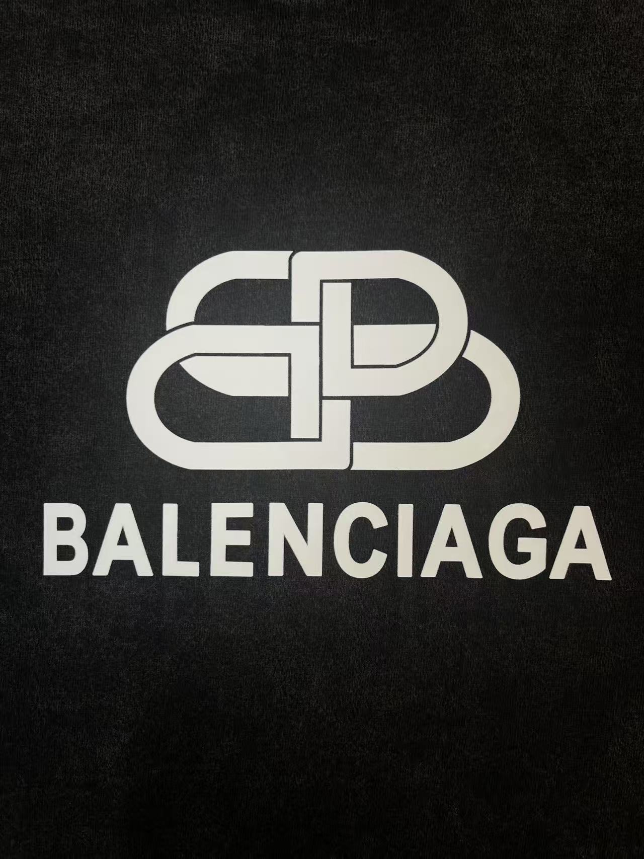 P100
款号B1001
BALENCIAGA 巴黎世家 重工水洗锁扣短袖         
今年相比往年无疑是最好看的，不管是颜色还是图案！          
定织定染260g硫化黑面料，水洗后可达280g，单穿或混搭都很有味道。          
银灰色字母logo印花，简约时尚，辨识度高。          
成衣经酵素水洗经手工打磨经石磨做旧，做旧得既自然又有层次。          
经典OS廓型，无论单穿内搭都超有调性。          
男女同款入！全套1:1定制          

颜色：做旧水洗黑
尺码：m l xl xxl
