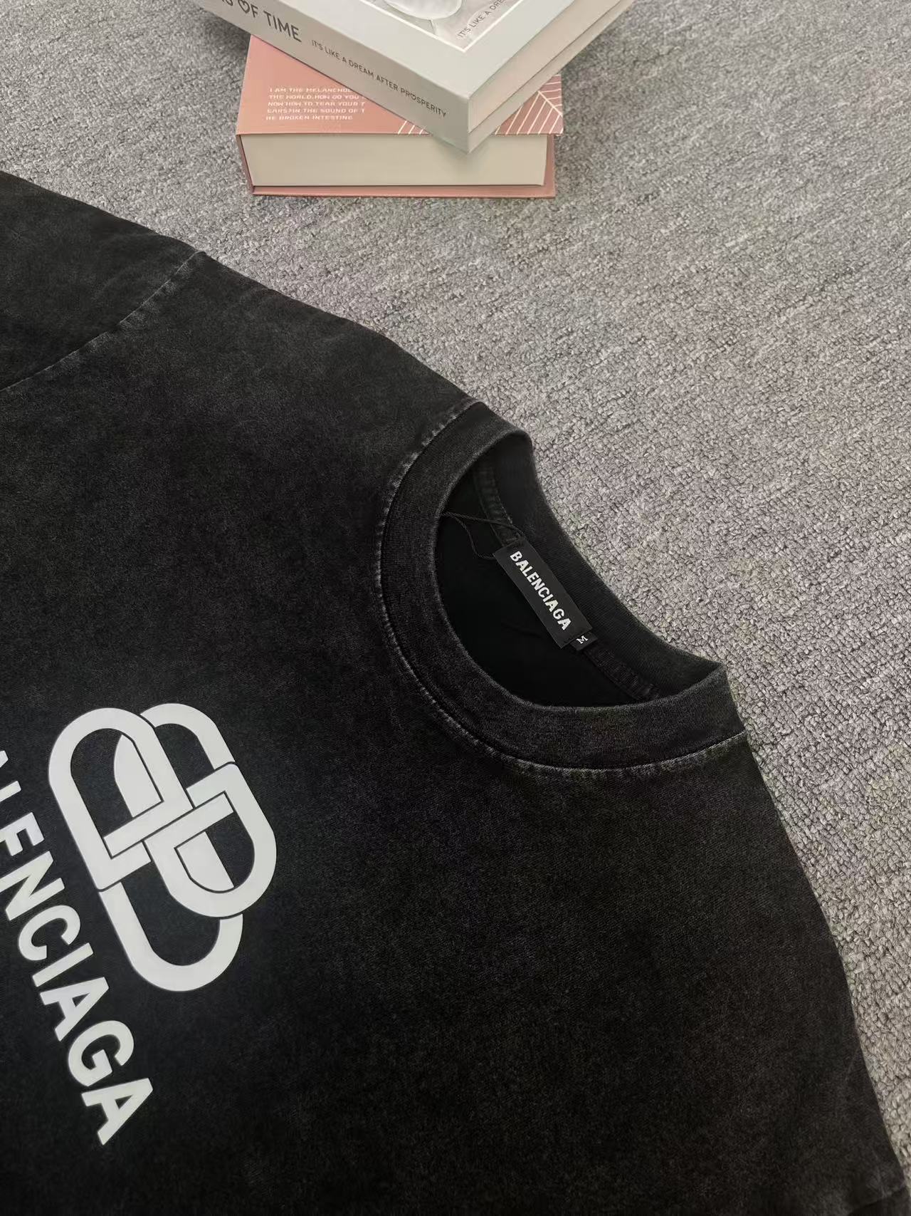 P100
款号B1001
BALENCIAGA 巴黎世家 重工水洗锁扣短袖         
今年相比往年无疑是最好看的，不管是颜色还是图案！          
定织定染260g硫化黑面料，水洗后可达280g，单穿或混搭都很有味道。          
银灰色字母logo印花，简约时尚，辨识度高。          
成衣经酵素水洗经手工打磨经石磨做旧，做旧得既自然又有层次。          
经典OS廓型，无论单穿内搭都超有调性。          
男女同款入！全套1:1定制          

颜色：做旧水洗黑
尺码：m l xl xxl