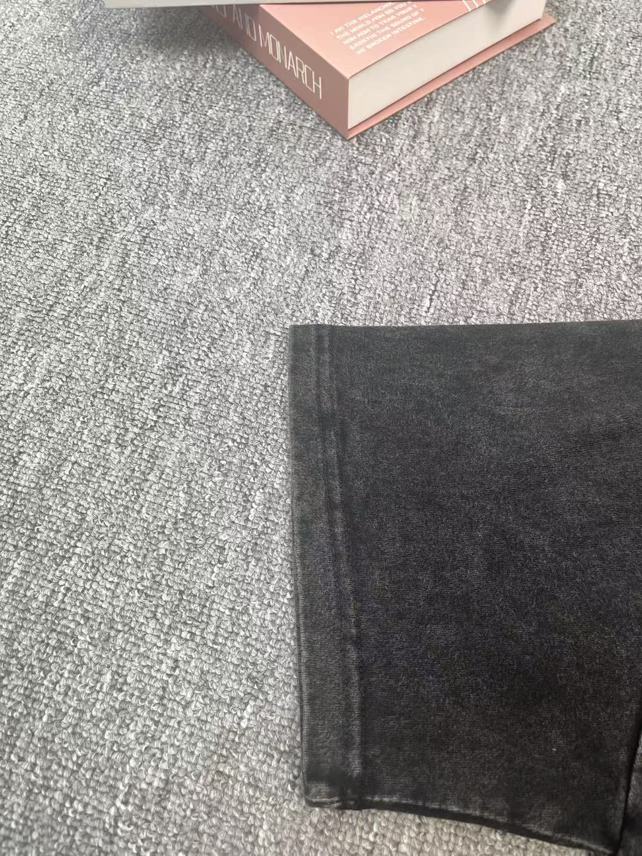 P100
款号B1001
BALENCIAGA 巴黎世家 重工水洗锁扣短袖         
今年相比往年无疑是最好看的，不管是颜色还是图案！          
定织定染260g硫化黑面料，水洗后可达280g，单穿或混搭都很有味道。          
银灰色字母logo印花，简约时尚，辨识度高。          
成衣经酵素水洗经手工打磨经石磨做旧，做旧得既自然又有层次。          
经典OS廓型，无论单穿内搭都超有调性。          
男女同款入！全套1:1定制          

颜色：做旧水洗黑
尺码：m l xl xxl