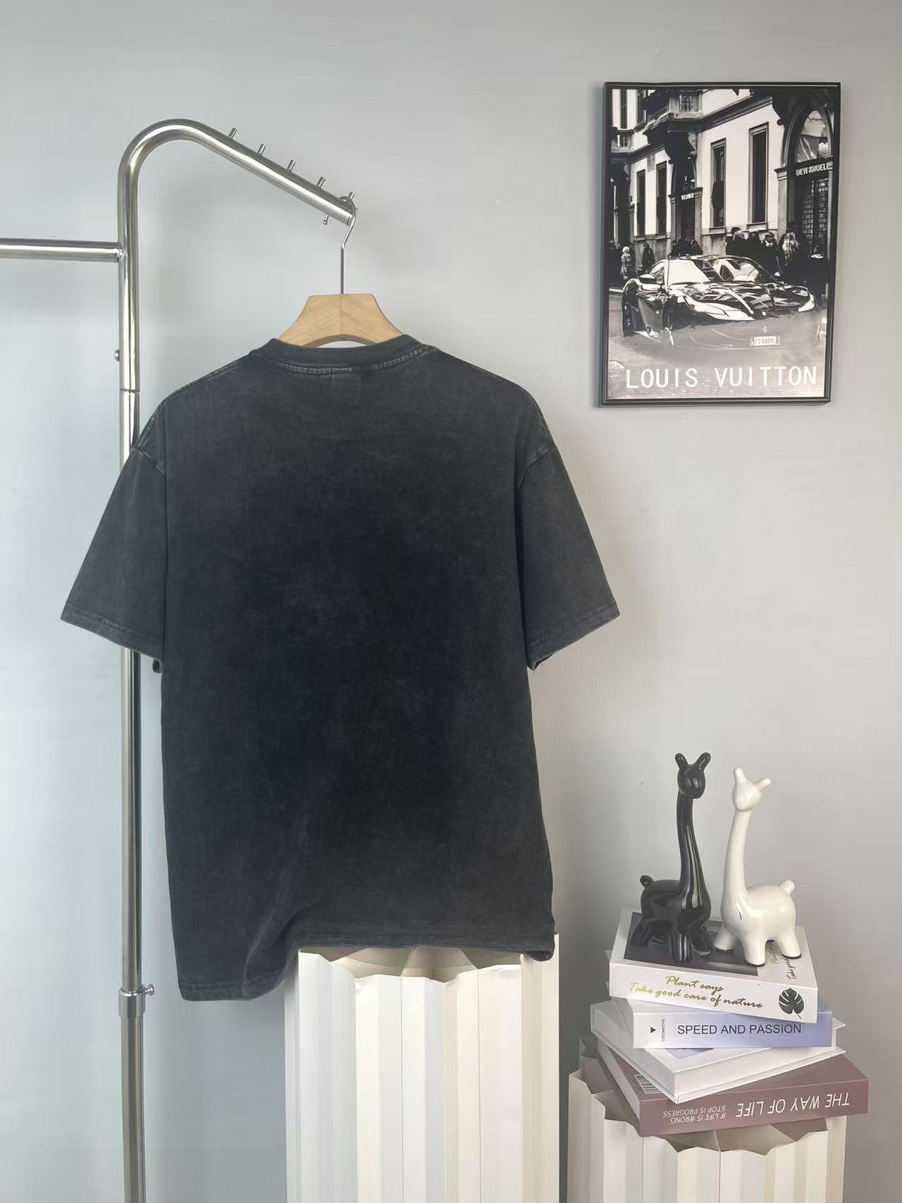 P100
款号B1001
BALENCIAGA 巴黎世家 重工水洗锁扣短袖         
今年相比往年无疑是最好看的，不管是颜色还是图案！          
定织定染260g硫化黑面料，水洗后可达280g，单穿或混搭都很有味道。          
银灰色字母logo印花，简约时尚，辨识度高。          
成衣经酵素水洗经手工打磨经石磨做旧，做旧得既自然又有层次。          
经典OS廓型，无论单穿内搭都超有调性。          
男女同款入！全套1:1定制          

颜色：做旧水洗黑
尺码：m l xl xxl