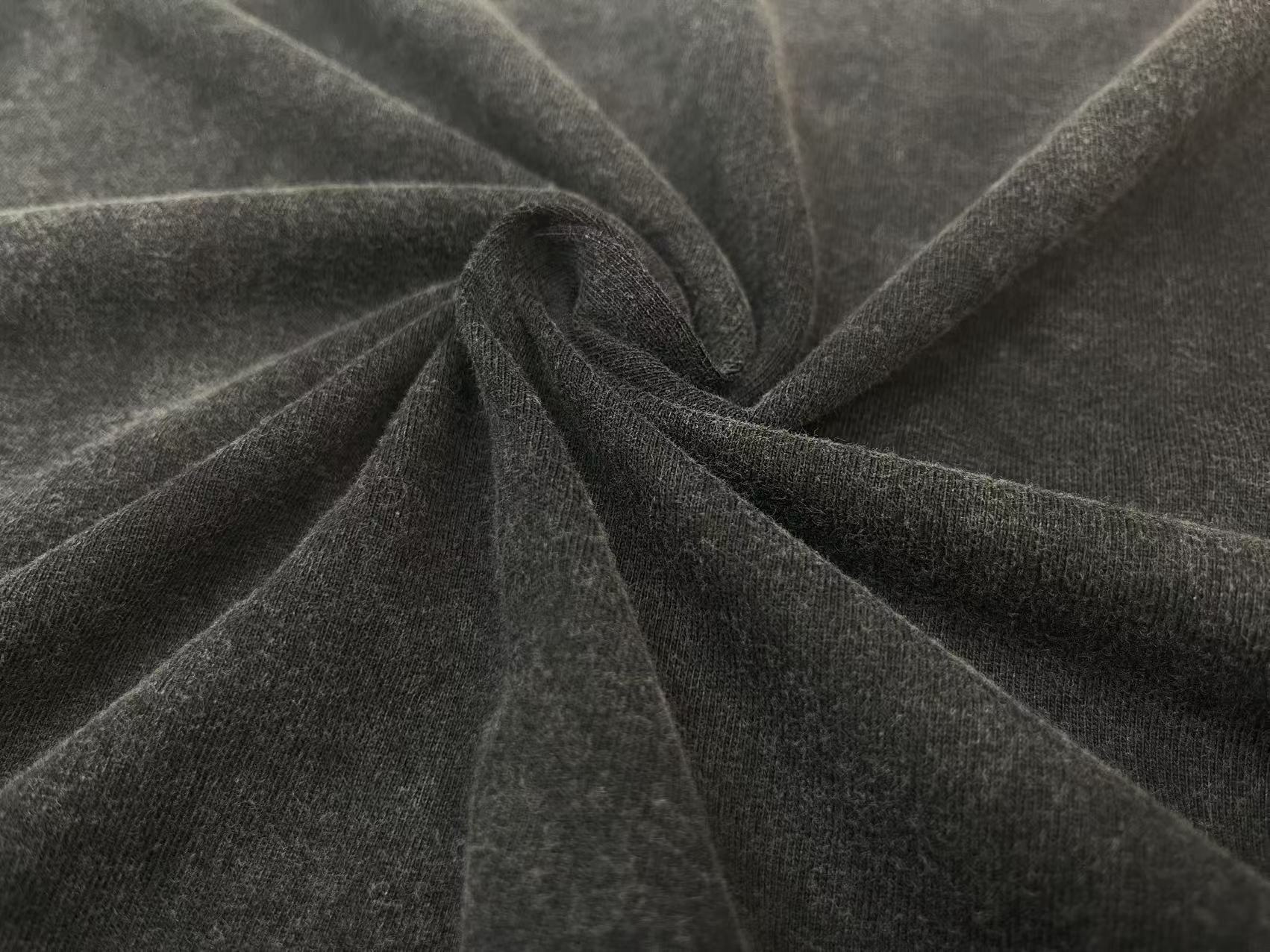 P100
款号B1001
BALENCIAGA 巴黎世家 重工水洗锁扣短袖         
今年相比往年无疑是最好看的，不管是颜色还是图案！          
定织定染260g硫化黑面料，水洗后可达280g，单穿或混搭都很有味道。          
银灰色字母logo印花，简约时尚，辨识度高。          
成衣经酵素水洗经手工打磨经石磨做旧，做旧得既自然又有层次。          
经典OS廓型，无论单穿内搭都超有调性。          
男女同款入！全套1:1定制          

颜色：做旧水洗黑
尺码：m l xl xxl