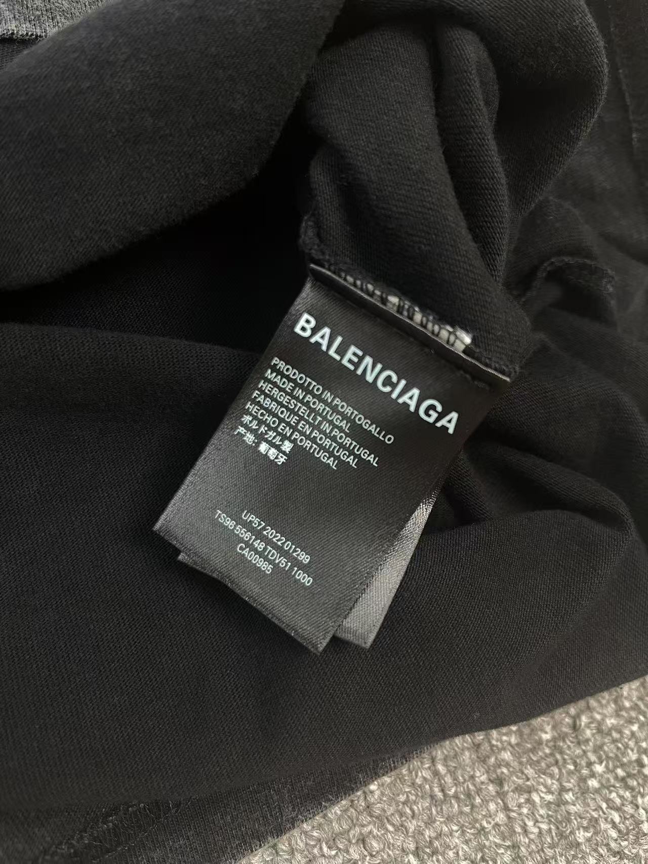 P100
款号B1001
BALENCIAGA 巴黎世家 重工水洗锁扣短袖         
今年相比往年无疑是最好看的，不管是颜色还是图案！          
定织定染260g硫化黑面料，水洗后可达280g，单穿或混搭都很有味道。          
银灰色字母logo印花，简约时尚，辨识度高。          
成衣经酵素水洗经手工打磨经石磨做旧，做旧得既自然又有层次。          
经典OS廓型，无论单穿内搭都超有调性。          
男女同款入！全套1:1定制          

颜色：做旧水洗黑
尺码：m l xl xxl