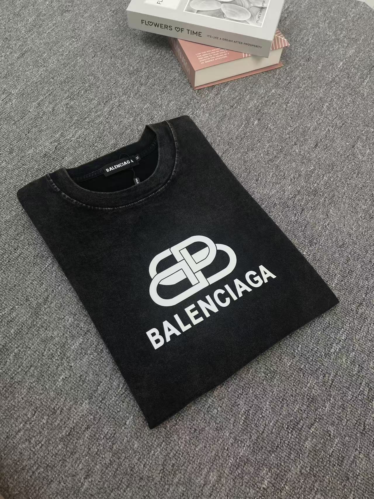 P100
款号B1001
BALENCIAGA 巴黎世家 重工水洗锁扣短袖         
今年相比往年无疑是最好看的，不管是颜色还是图案！          
定织定染260g硫化黑面料，水洗后可达280g，单穿或混搭都很有味道。          
银灰色字母logo印花，简约时尚，辨识度高。          
成衣经酵素水洗经手工打磨经石磨做旧，做旧得既自然又有层次。          
经典OS廓型，无论单穿内搭都超有调性。          
男女同款入！全套1:1定制          

颜色：做旧水洗黑
尺码：m l xl xxl