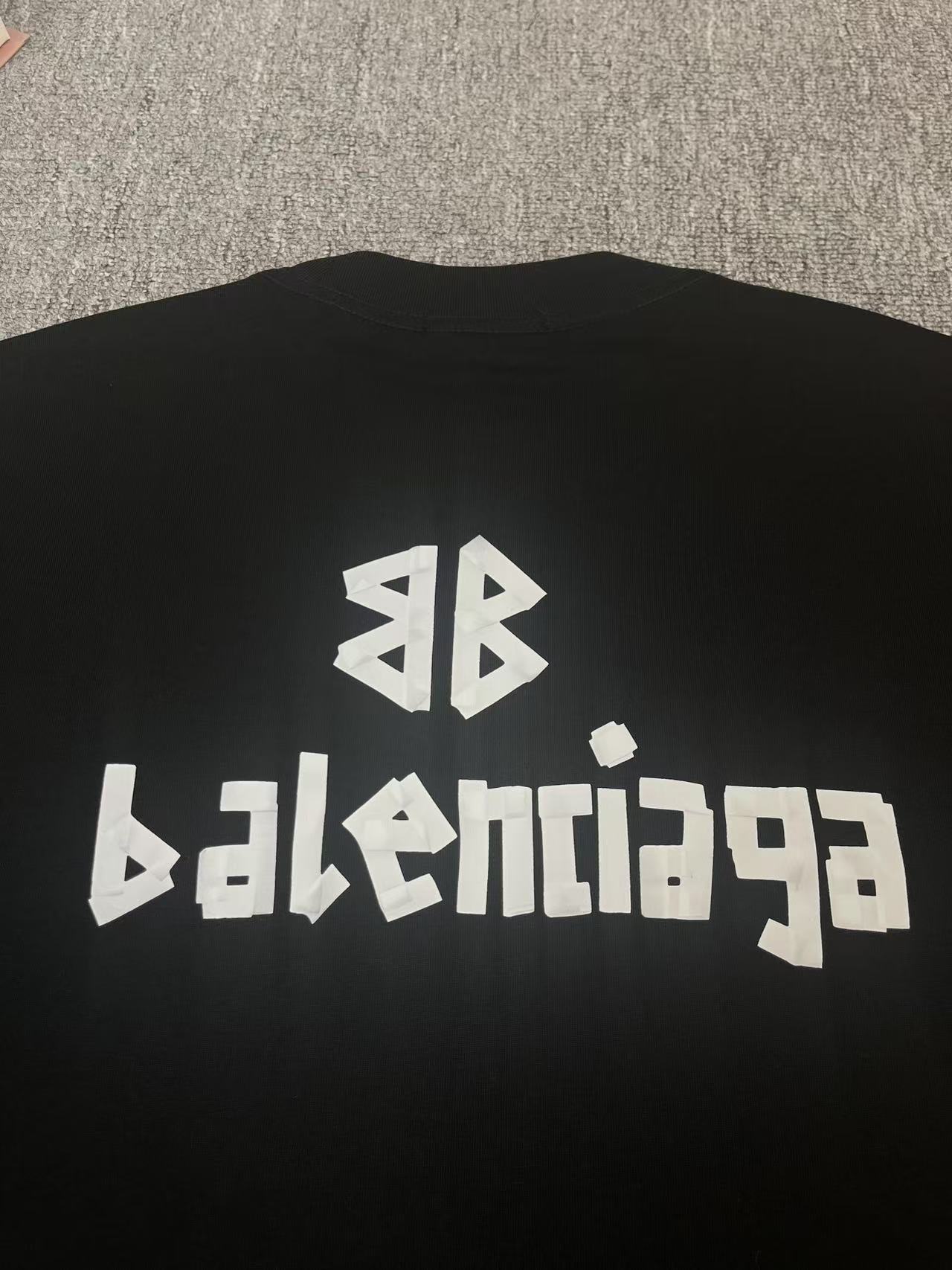 P95款号B1002
Balenciaga TAPE TYPE美文贴纸胶带凹凸印花工艺，300克双纱面料.300克双纱罗纹.来自巴黎世家24年春夏款,胶带超人.版型依旧os版型短袖.宽松版型.男女同款
码数：M L XL XXL
颜色 黑色 白色
