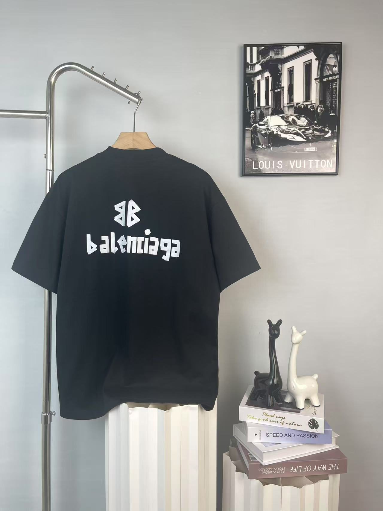 P95款号B1002
Balenciaga TAPE TYPE美文贴纸胶带凹凸印花工艺，300克双纱面料.300克双纱罗纹.来自巴黎世家24年春夏款,胶带超人.版型依旧os版型短袖.宽松版型.男女同款
码数：M L XL XXL
颜色 黑色 白色