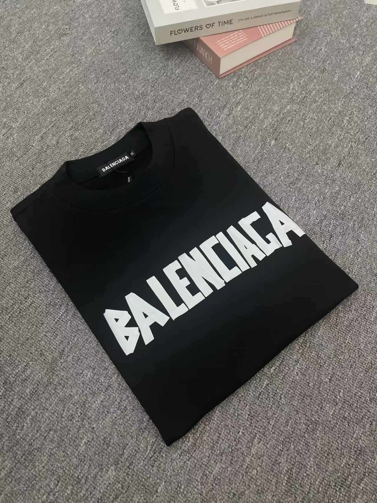 P95款号B1002
Balenciaga TAPE TYPE美文贴纸胶带凹凸印花工艺，300克双纱面料.300克双纱罗纹.来自巴黎世家24年春夏款,胶带超人.版型依旧os版型短袖.宽松版型.男女同款
码数：M L XL XXL
颜色 黑色 白色