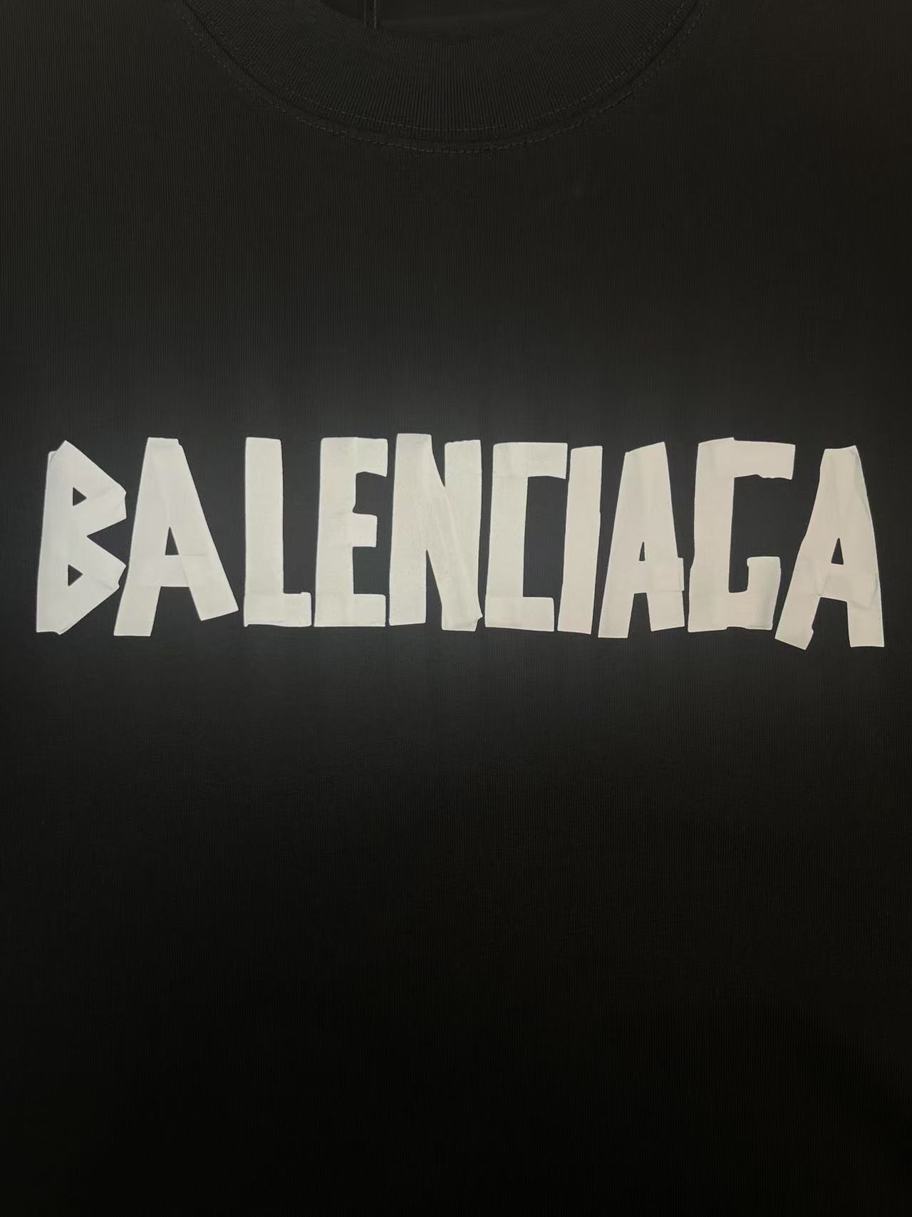 P95款号B1002
Balenciaga TAPE TYPE美文贴纸胶带凹凸印花工艺，300克双纱面料.300克双纱罗纹.来自巴黎世家24年春夏款,胶带超人.版型依旧os版型短袖.宽松版型.男女同款
码数：M L XL XXL
颜色 黑色 白色