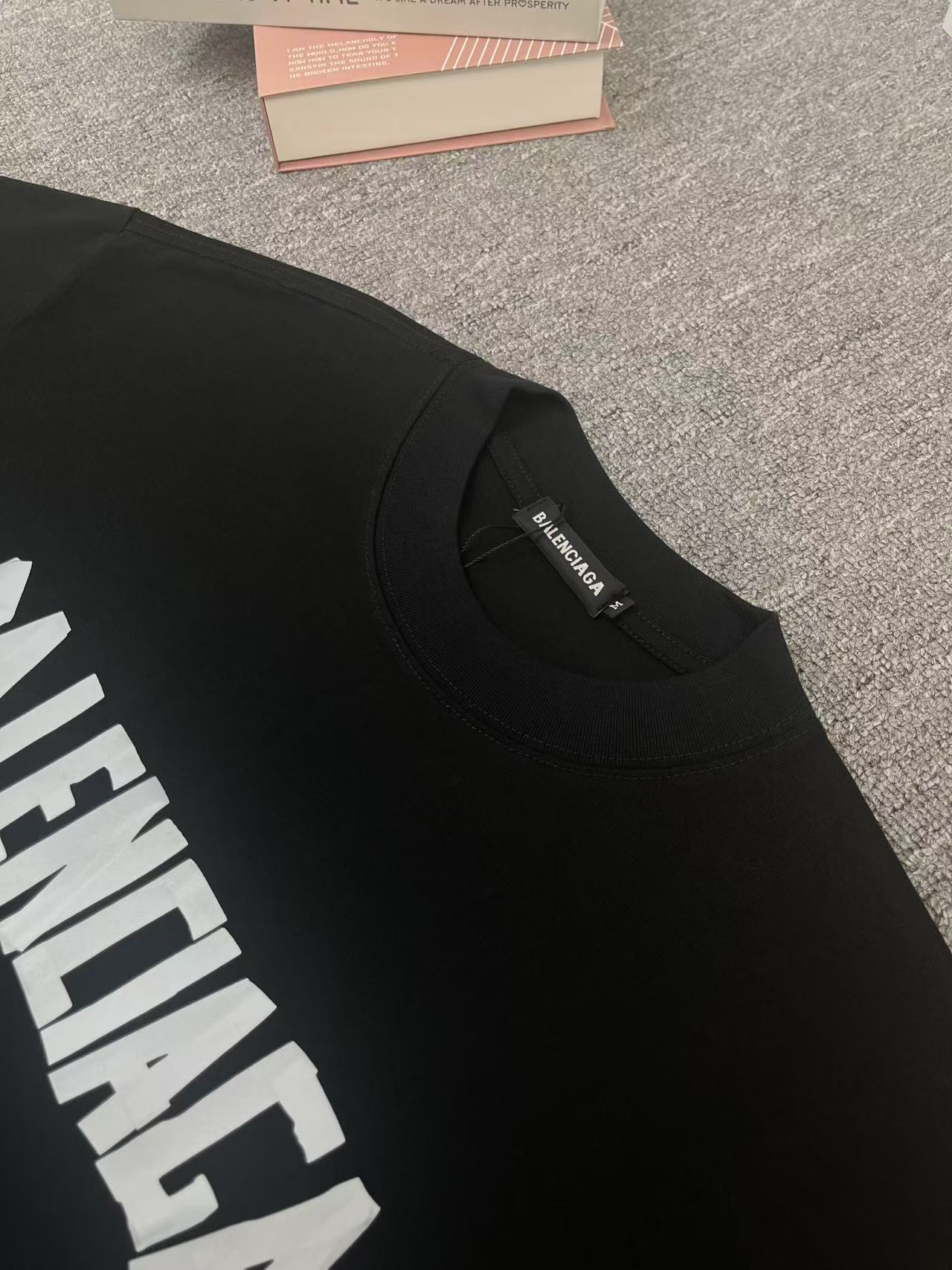 P95款号B1002
Balenciaga TAPE TYPE美文贴纸胶带凹凸印花工艺，300克双纱面料.300克双纱罗纹.来自巴黎世家24年春夏款,胶带超人.版型依旧os版型短袖.宽松版型.男女同款
码数：M L XL XXL
颜色 黑色 白色