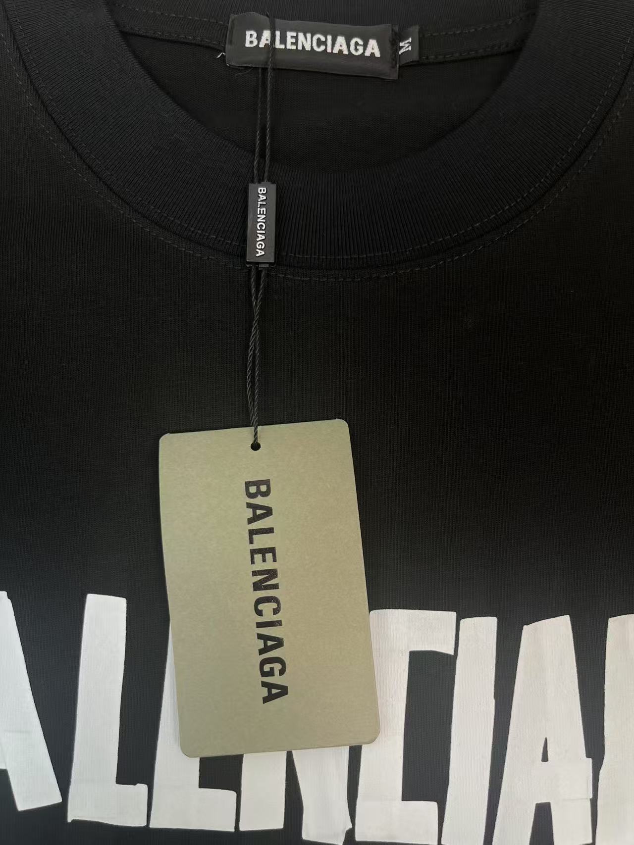 P95款号B1002
Balenciaga TAPE TYPE美文贴纸胶带凹凸印花工艺，300克双纱面料.300克双纱罗纹.来自巴黎世家24年春夏款,胶带超人.版型依旧os版型短袖.宽松版型.男女同款
码数：M L XL XXL
颜色 黑色 白色