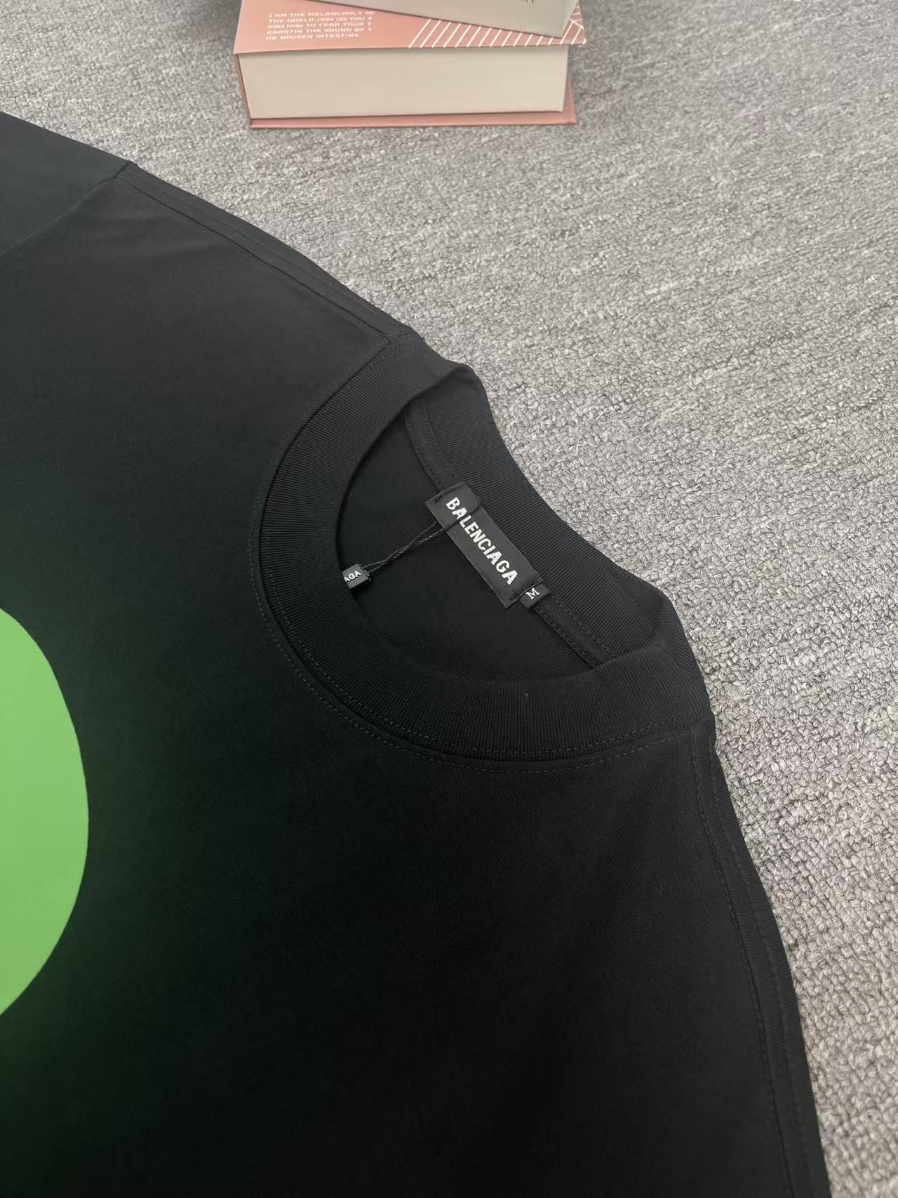 P95款号1004
Balenciaga 巴黎 夏季新款外星人👽印花图案圆领短袖T恤

男女同款，面料采用300克高克重重磅纯棉，亲肤舒适柔软。图案做了钥匙徽章设计印花，阔版设计
尺码:M L XL  XXL
颜色 黑 白