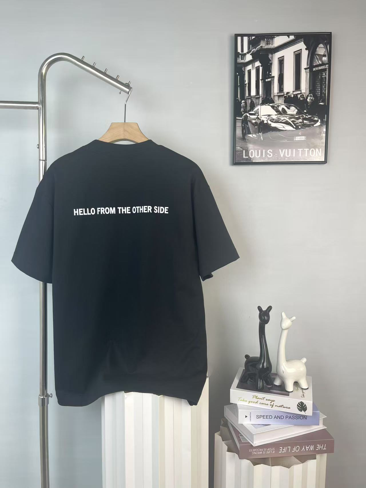 P95款号1004
Balenciaga 巴黎 夏季新款外星人👽印花图案圆领短袖T恤

男女同款，面料采用300克高克重重磅纯棉，亲肤舒适柔软。图案做了钥匙徽章设计印花，阔版设计
尺码:M L XL  XXL
颜色 黑 白