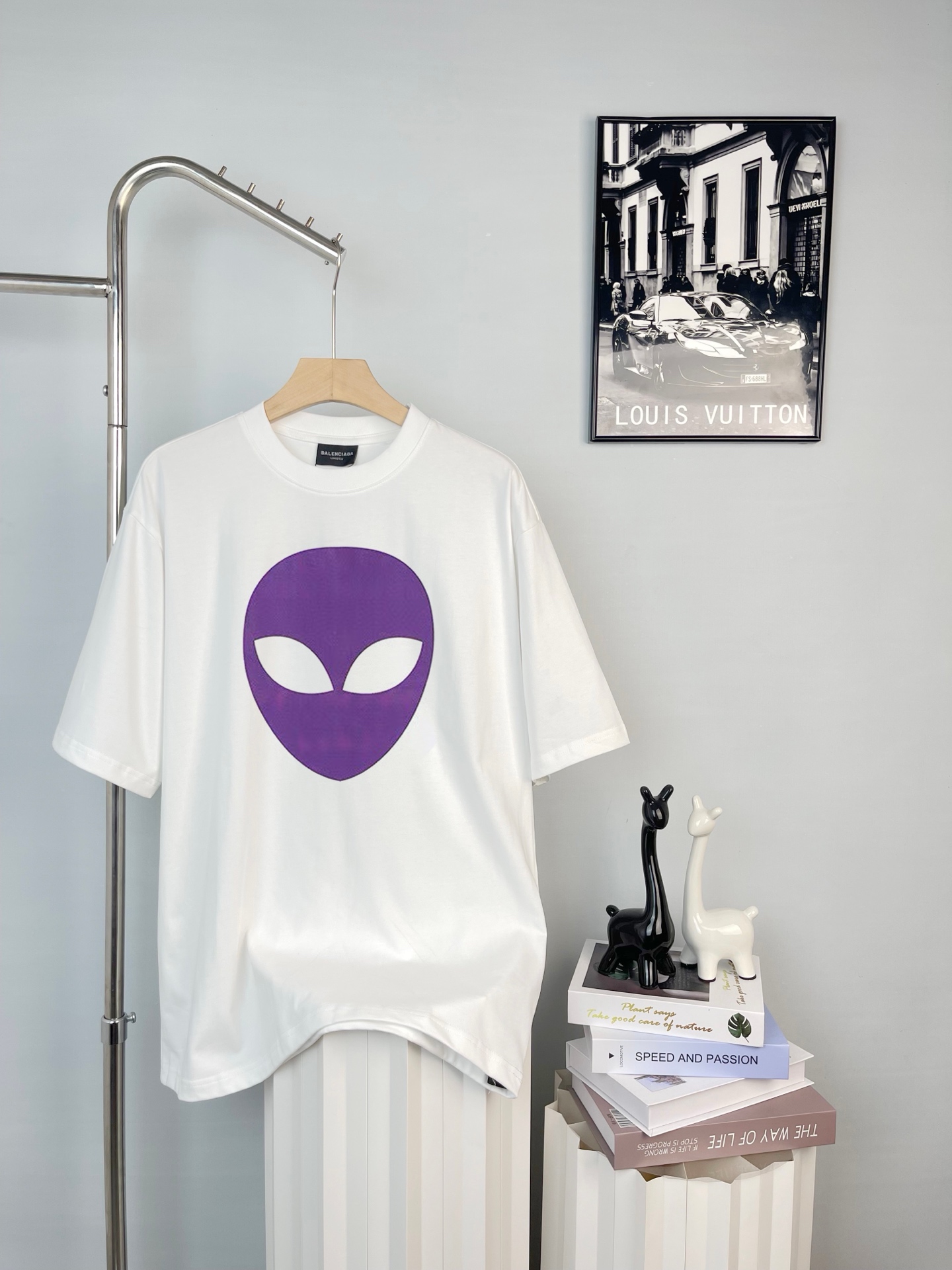 P95款号1004
Balenciaga 巴黎 夏季新款外星人👽印花图案圆领短袖T恤

男女同款，面料采用300克高克重重磅纯棉，亲肤舒适柔软。图案做了钥匙徽章设计印花，阔版设计
尺码:M L XL  XXL
颜色 黑 白
