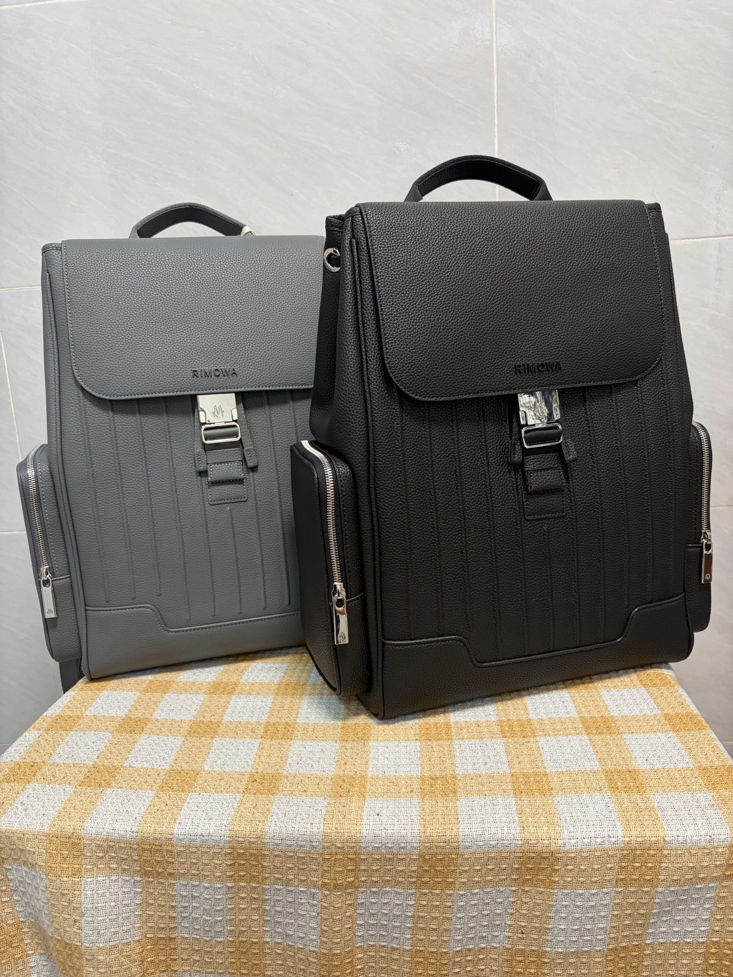 NO:713866,New arrival NEVER STIll 2.0 large full leather backpack black gray ready stock large size specification 44-37-16 cm gray detail picture,19860909新品出货 NEVER STIll 2.0 大号全皮革双肩包 黑色 灰色现货 大号尺寸规格 44-37-16 cm 灰色细节图片,,luggage