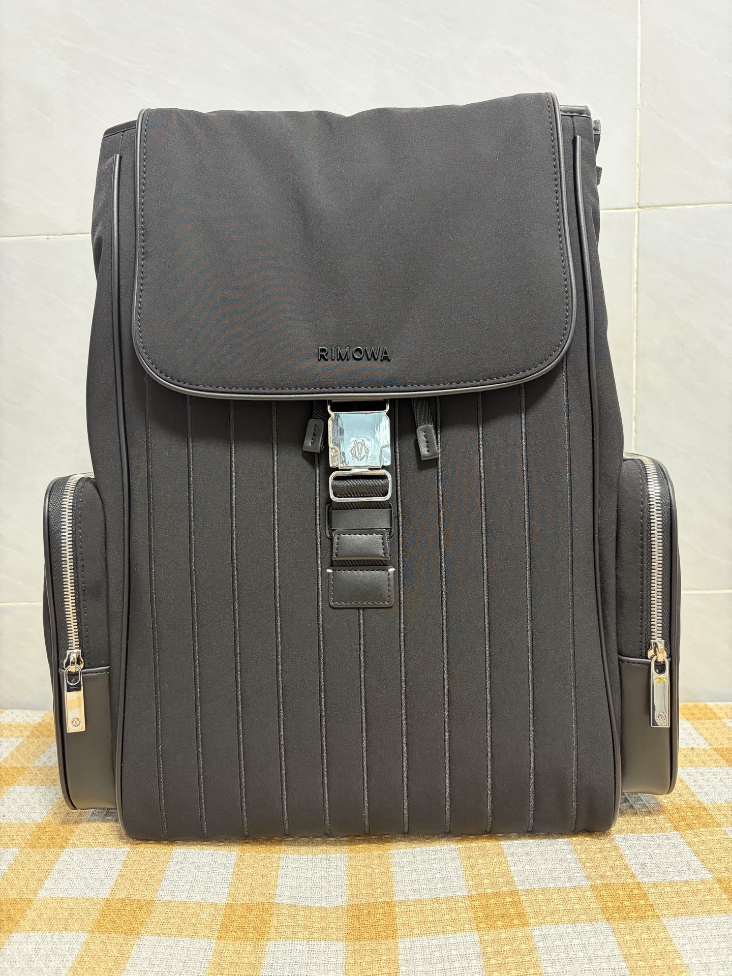 NO:713867,Rimowa's new backpack 2.0 is now available. Large size, slate gray, black, clamshell nylon material, is now available. Real photos of details,,backpacks19860909日默瓦新款双肩背包 2.0 全新新品出货啦 大号 石岩灰 黑色 翻盖尼龙材质出货啦 实拍细节图,,backpacks,luggage