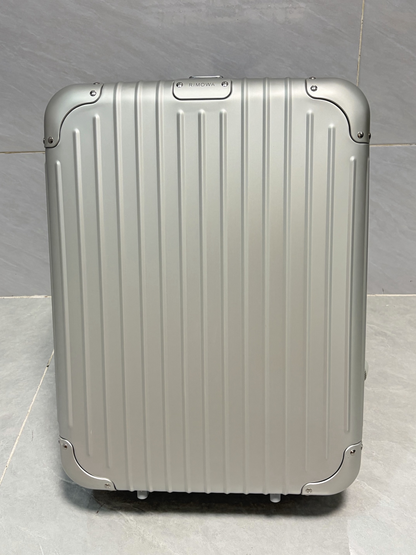 NO:811428,RIMOWA's new BAG aluminum-magnesium alloy backpack, a new member of the classic family series, rare and limited edition, silver model, very small quantity, don't miss it if you like it ~ Made of aluminum-magnesium alloy, high-end texture, full of futuristic feeling, large internal storage space of the backpack, with straps on the back, very convenient to use with suitcases, hands-free, practical for business trips and travel, high return rate,,backpacks19860909RIMOWA全新BAG铝镁合金双肩包,经典家族系列新成员,稀缺限量,银色款,数量很少,喜欢的别错过～ 铝镁合金材质,质感高级,未来感满满,背包内部收纳空间大,后侧套接绑带,搭配行李箱一起用很方便,解放双手,商务出差、旅行都很实用,回游率满满,,backpacks,luggage