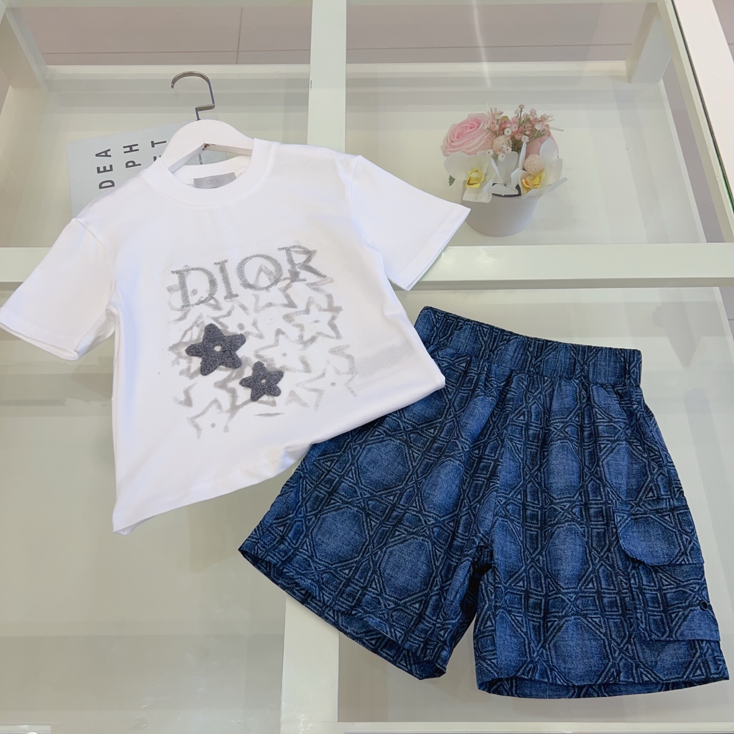 Conjunto @188 100-165 Dior_ Camiseta de manga corta con estampado y bordado de estrellas. La discreción es una expresió…