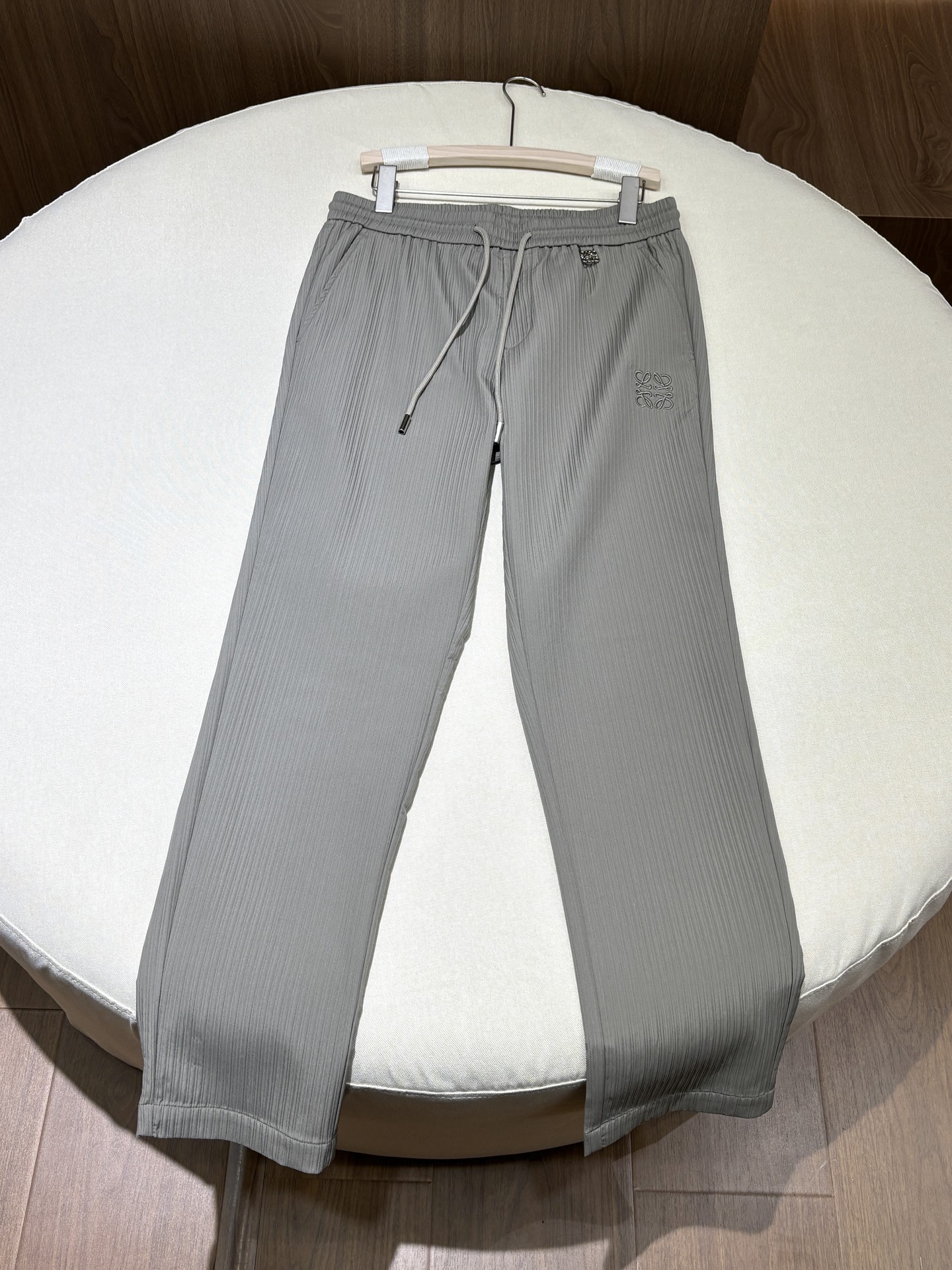 NO:523491,No doubt!  Emphasize first!  Don't look for some similar types on the Internet to compare with me!  This basic model looks simple!  Neither material nor tailoring is bragging!  You can't find these pants in the Z cabinet!  All pants in the weekend series are god-like existences!  This pants are very good!  Especially suitable for pear-shaped body!  Very slim and specially modify fat legs!  I am definitely the first to keep myself!  ,alexander wang19860909不用怀疑！先强调！ 别在网上找一些同类型的和我这一条比！ 这种基础款看着简单！ 料子和剪裁都不是吹牛的！ 这个裤子你们到Z柜都找不到的！ 周末系列的所有裤子都是神一样的存在！ 这个裤型特别优秀！ 特别适合梨形身材！ 很显瘦,特别修饰胖腿！ 我绝对第一个自留！,,alexander wang,Men's clothing