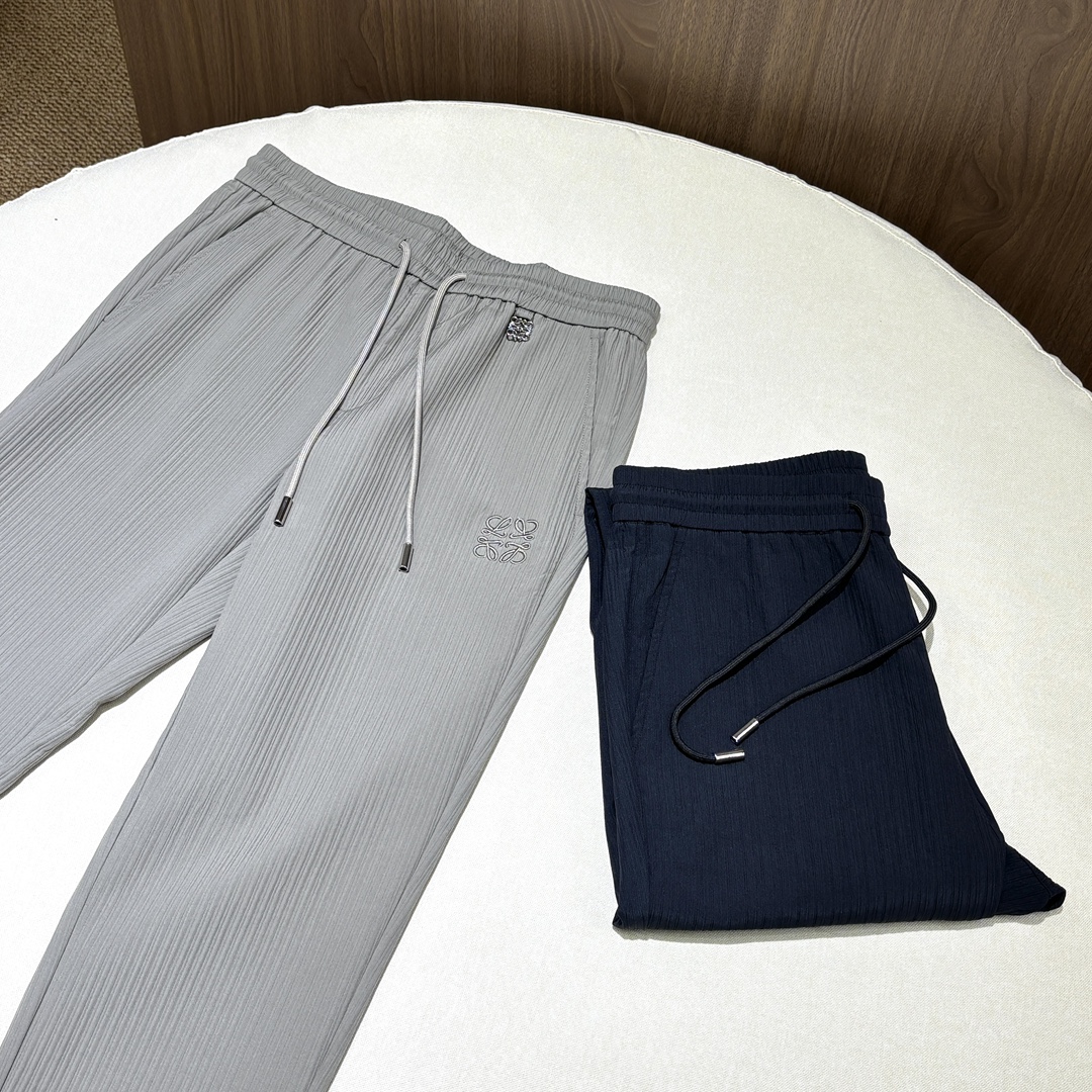 NO:523493,Light gray + hidden blue, two pairs of fairy casual pants!  The wrinkled texture has a slack feeling~ The drawstring design is suitable for various waist circumferences!  Pants embroidery logo is low-key and high-end!  !  I wear lazy clothes when I go out on the street and stay at home. I can wear it casually~ I bought it with one set and contract the comfort and beauty of the whole season!  ,alexander wang19860909浅灰 + 藏蓝,两条神仙休闲裤！ 褶皱肌理自带松弛感～ 抽绳设计适配各种腰围！ 裤身刺绣 logo 低调又高级！！ 日常出街、宅家慵懒穿,随手搭都很绝～ 一套入手,承包整个季节的舒服与好看！,,alexander wang,Men's clothing