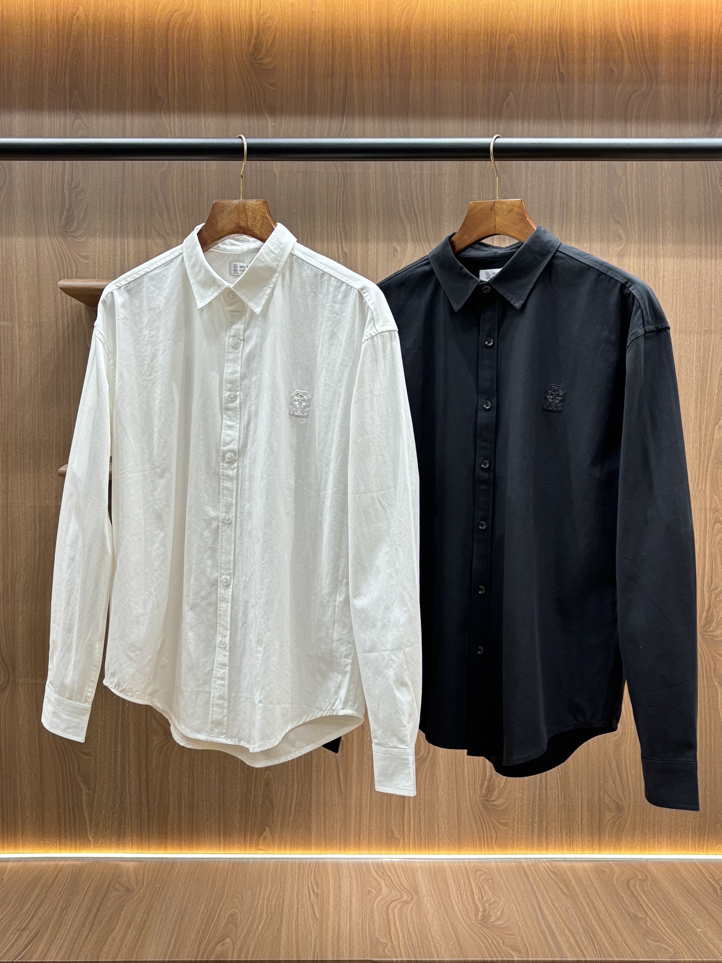 NO:523478,178245 BC25FW autumn and winter new Gaoke heavy twill cotton solid color lapel shirt!  Classic rubber badges stylish loose casual long-sleeved shirt!  Trading companies have sparse channels ~ Leading official website for sale!  A stylish piece that combines high-quality fabrics, simple design, exquisite details and comfortable fit!  ,shirts,alexander wang19860909178245 BC25FW秋冬新款高克重斜纹棉布纯色翻领衬衣！ 经典橡胶徽章时尚宽松休闲长袖衬衫！ 贸易公司渠道稀出～ 领先官网发售！ 一件融合了高品质面料、简约设计、精致细节和舒适版型的时尚单品！,,shirts,alexander wang,Men's clothing