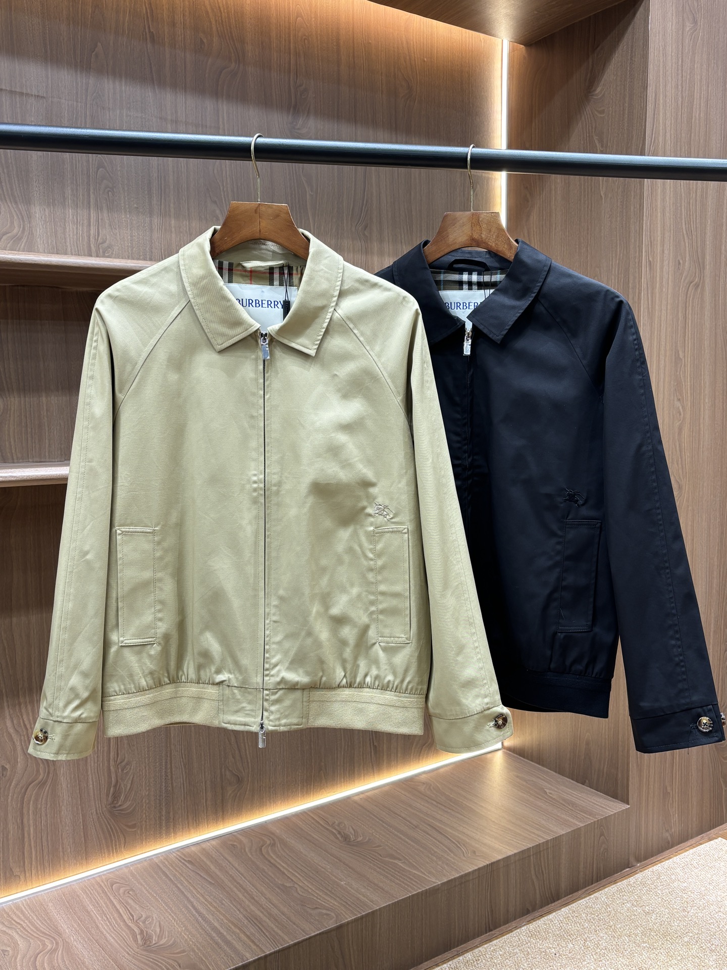 NO:523472,B's brand new Harrington jacket!  Who knows it!  !  !  !  A perfect blend of classic and luxury ~ Khaki + black is a 'dream clothing' for fashion enthusiasts!  Interpret the pursuit of quality, inheritance of classics and unique understanding of fashion~,,jackets & coats,alexander wang19860909B家全新哈灵顿外套！ 谁懂啊！！！！ 经典与奢华完美融合～ 卡其色+黑色 妥妥时尚爱好者的“梦中情衣”！ 诠释对品质的追求、 经典的传承和时尚的独特理解~,,jackets & coats,alexander wang,Men's clothing