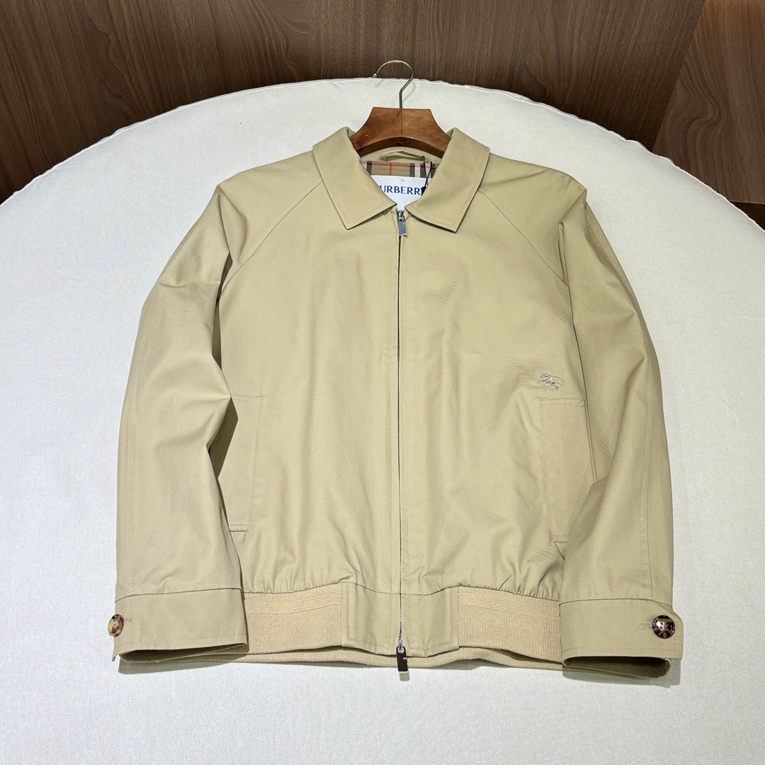 NO:523463,B's brand new Harrington jacket!  It is a perfect fusion of brand classics and luxury~ It has become the dream choice in the hearts of countless fashion enthusiasts!  It represents the pursuit of quality, the inheritance of classics~ and a unique understanding of fashion!  ,,jackets & coats,alexander wang19860909B家全新哈灵顿外套！ 是品牌经典与奢华的完美融合～ 成为无数时尚爱好者心中的梦想之选！ 它代表着对品质的追求, 对经典的传承～ 以及对时尚的独特理解！,,jackets & coats,alexander wang,Men's clothing