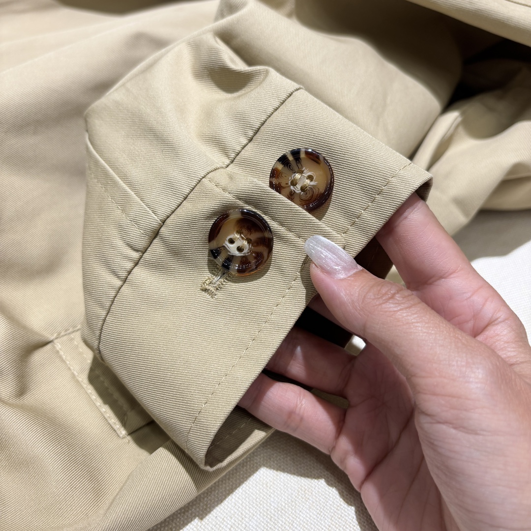 NO:523469,These two amber buttons on the cuffs are super practical!  You can flexibly adjust the elasticity and tightness by pushing and unbuttoning~ suitable for different wrist thicknesses!  There are two buttons to adjust the elasticity!  !  Suitable for people with all kinds of hand shapes!  The details are neat and not stuck, and the details are thoughtful and ingenious, making the outfit both stylish and comfortable~, alexander wang19860909袖口这两颗琥珀纹纽扣超实用！ 一扣一解就能灵活调节松紧～ 适配不同手腕粗细！ 有两个纽扣可以调节松紧！！ 适配各种手型的人！ 活动时利落不卡手, 细节里藏着贴心巧思～ 让穿搭既有型又舒适～,,alexander wang,Men's clothing