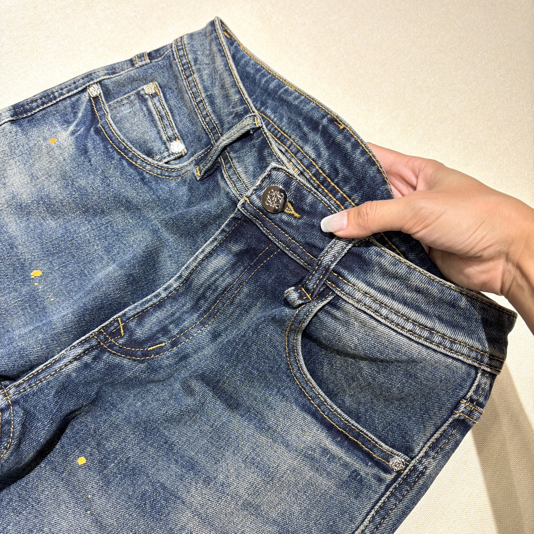 NO:523483,The waist has been specially anti-slip!  I sit up and don’t run up after a long time~ It’s thoughtful and practical!  !  !  Reinforced double-line stitched belt loops ~ width and narrow to suit all kinds of belts!  Hanging small items is also stable~ Washing denims combines these ingenious ideas!  Slack and exquisite feeling are full~ Retro player speed lock~, alexander wang19860909腰头做了特殊防滑处理！ 久坐起身衣服不往上跑～ 贴心又实用！！！ 加固双线缝合的腰带袢～ 宽窄适配各类腰带！ 挂小物件也稳当～ 水洗牛仔融合这些巧思！ 松弛与精致感拉满～ 复古玩家速锁~,,alexander wang,Men's clothing