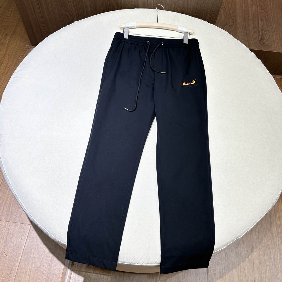 NO:523475,It's time to come!  You can wear it when you go out on the street or stay at home!  Focus on a 'work-free and fashionable' ~ a hard product created by trade channels.!  !  If you want to be the king of dressing in early autumn, please lock this one!  This kind of channel goods are hard to meet again if you miss it!  Alexander wang19860909来的正是时候！ 日常出街、宅家摆烂都能穿！ 主打一个“不费力变时髦”～ 贸易渠道搞来的硬货.！！ 早秋想当穿搭卷王的,抓紧锁这条！ 这种渠道货错过难再遇！ 手慢无,,alexander wang,Men's clothing