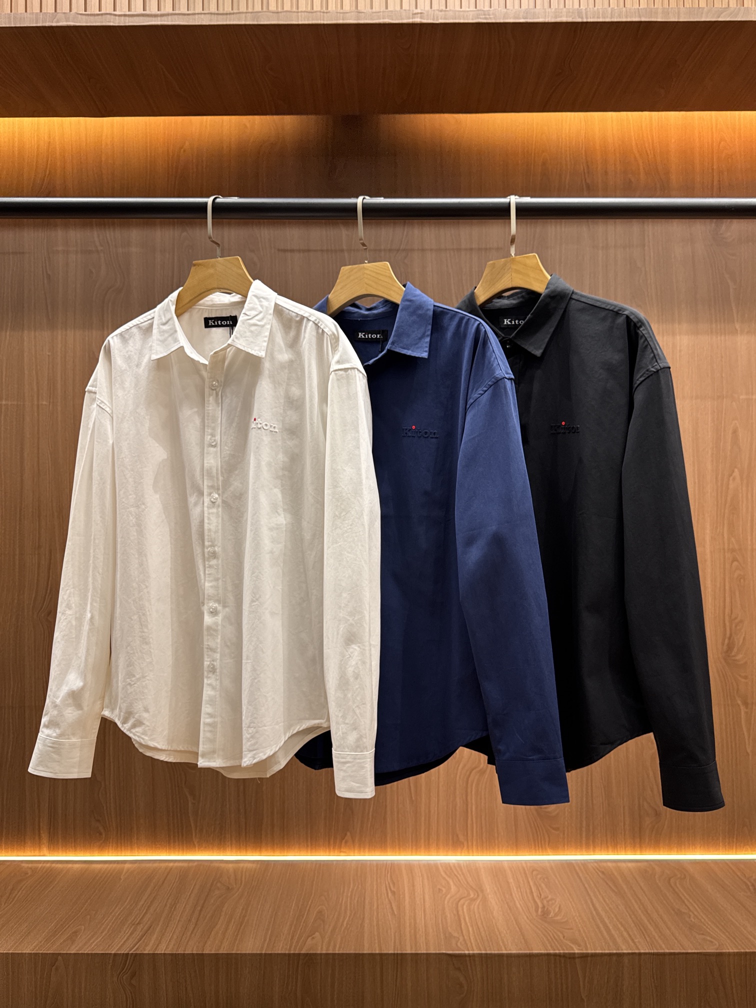 NO:540381,Kiton25FW autumn and winter new twill solid color lapel shirt!  Classic rubber badges stylish loose casual long-sleeved shirt!  Trading companies have sparse channels ~ Leading official website for sale!  A stylish piece that combines high-quality fabrics, simple design, exquisite details and comfortable fit!  ,shirts,alexander wang19860909kiton25FW秋冬新款斜纹棉布纯色翻领衬衣！ 经典橡胶徽章时尚宽松休闲长袖衬衫！ 贸易公司渠道稀出～ 领先官网发售！ 一件融合了高品质面料、简约设计、精致细节和舒适版型的时尚单品！,,shirts,alexander wang,Men's clothing