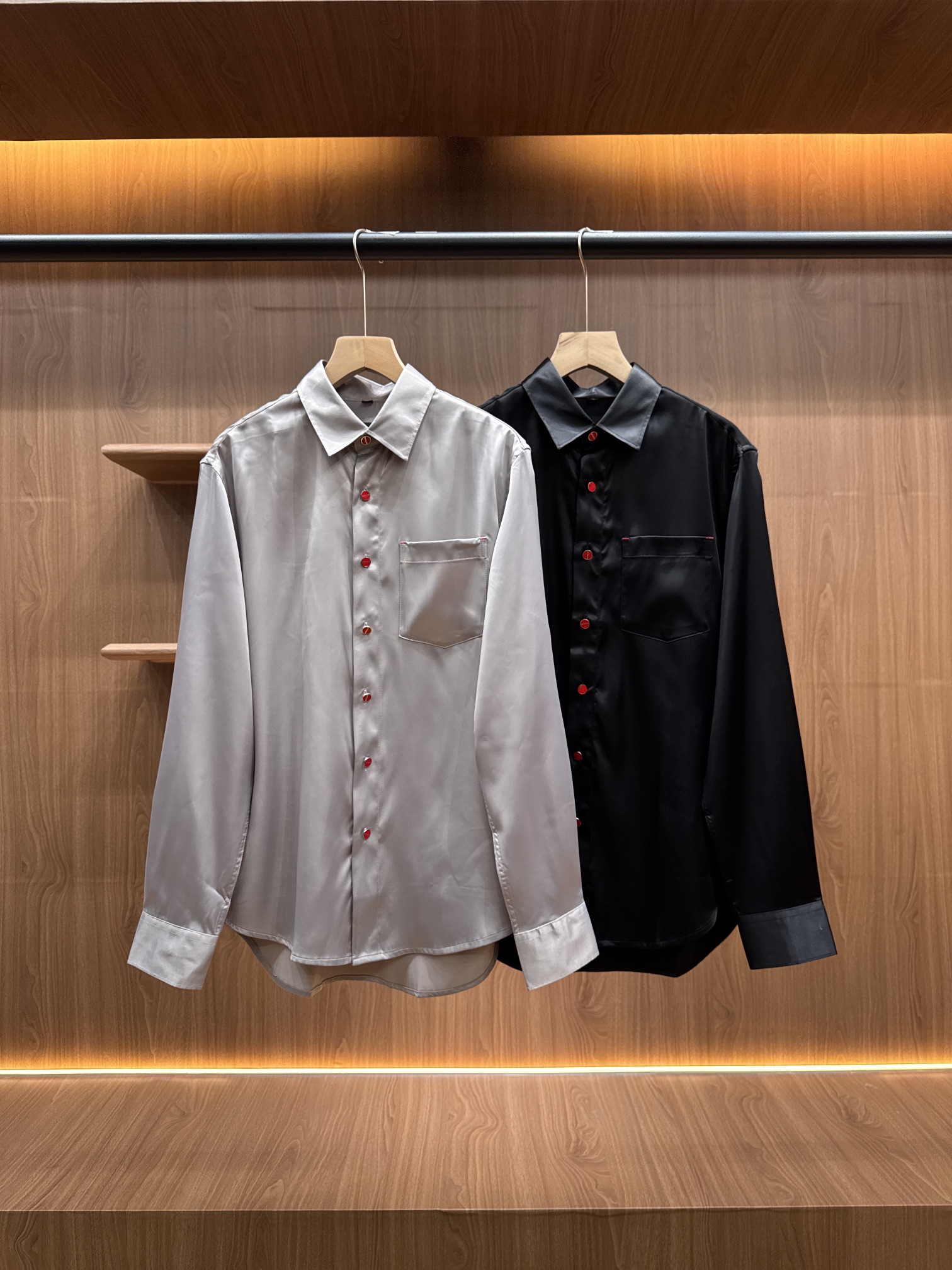 NO:540390,KITON25FW early autumn new model is here, silk technology cotton lapel shirt!  Men's classic red metal button casual long-sleeved shirts are available in trading companies~ The leading official website is on sale!  In the choice of outfits, some items are like low-key gentlemen. They seem ordinary but actually hide the world. This silk shirt is the best among them!  The unique little red button is the finishing touch, making countless men fall in love with each other~,shirts,alexander wang19860909KITON25FW早秋新款来啦 丝质科技棉布翻领衬衣！ 男士经典红色金属纽扣休闲长袖衬衫 贸易公司渠道稀出～ 领先官网发售！ 在穿搭选择里,有些单品就像低调绅士 看似平凡实则暗藏乾坤 这款丝质衬衫就是其中佼佼者！ 独特小红扣更是点睛之笔 让无数男士倾心～,,shirts,alexander wang,Men's clothing