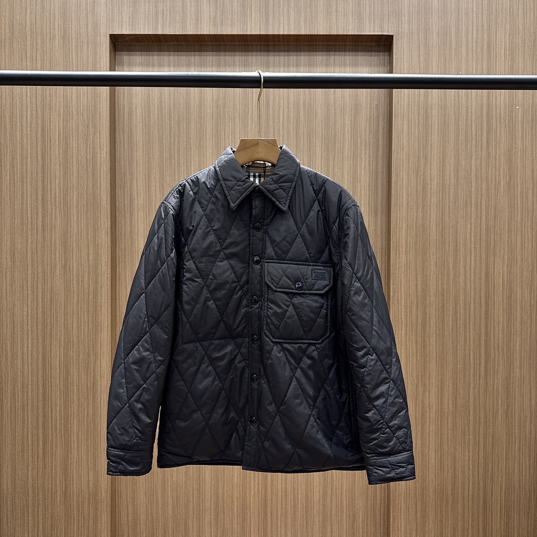 NO:567128,BU25FW new autumn and winter silicone nameplate patch reversible lapel cotton jacket, men's all-over classic plaid pattern fashion diamond quilted warm cotton jacket!  Trading company channels are scarce, and the official website is selling RMB simultaneously!  The most prestigious cotton-padded clothes are now online. B family’s most top-notch pure lineage private channel rare products are also the classic styles with the highest repurchase rate. The texture details are as high and sophisticated as ever!  ,,jackets & coats,jackets & coats,alexander wang19860909BU25FW秋冬新款硅胶铭牌贴饰双面穿翻领棉衣 男士满幅经典格纹图案时尚菱形绗缝保暖棉服夹克外套！ 贸易公司渠道稀出 同步官网发售RMB！ 最久负盛名的棉服上线 B家最顶级纯正血统的私渠稀有臻品 也是最具回购率的经典款式 质感细节一如既往的高精尖要求！,,jackets & coats,jackets & coats,alexander wang,Men's clothing