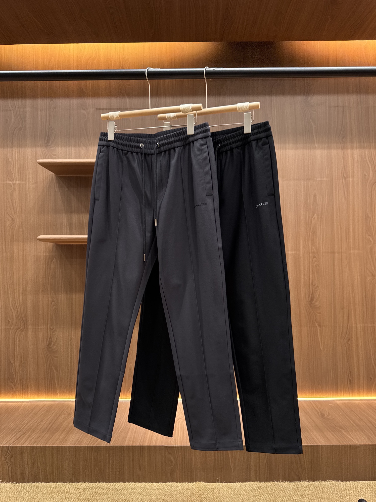 NO:540414,Coach 25 new twill trousers for autumn!  Easy to hold different styles and choose from two colors!  Trading companies have sparse channels and are released on the official website at the same time!  The texture and style are full of ~ The luxurious style is easy to grasp!  Close your eyes and you won’t lose money!  !  ,coach,alexander wang19860909蔻驰 25 秋季新款斜纹棉布长裤！ 轻松hold住不同风格 两种颜色可以选！ 贸易公司渠道稀出 同步官网发售！ 质感与格调拉满～ 高奢范儿轻松拿捏！ 闭眼入不亏！！,,coach,alexander wang,Men's clothing