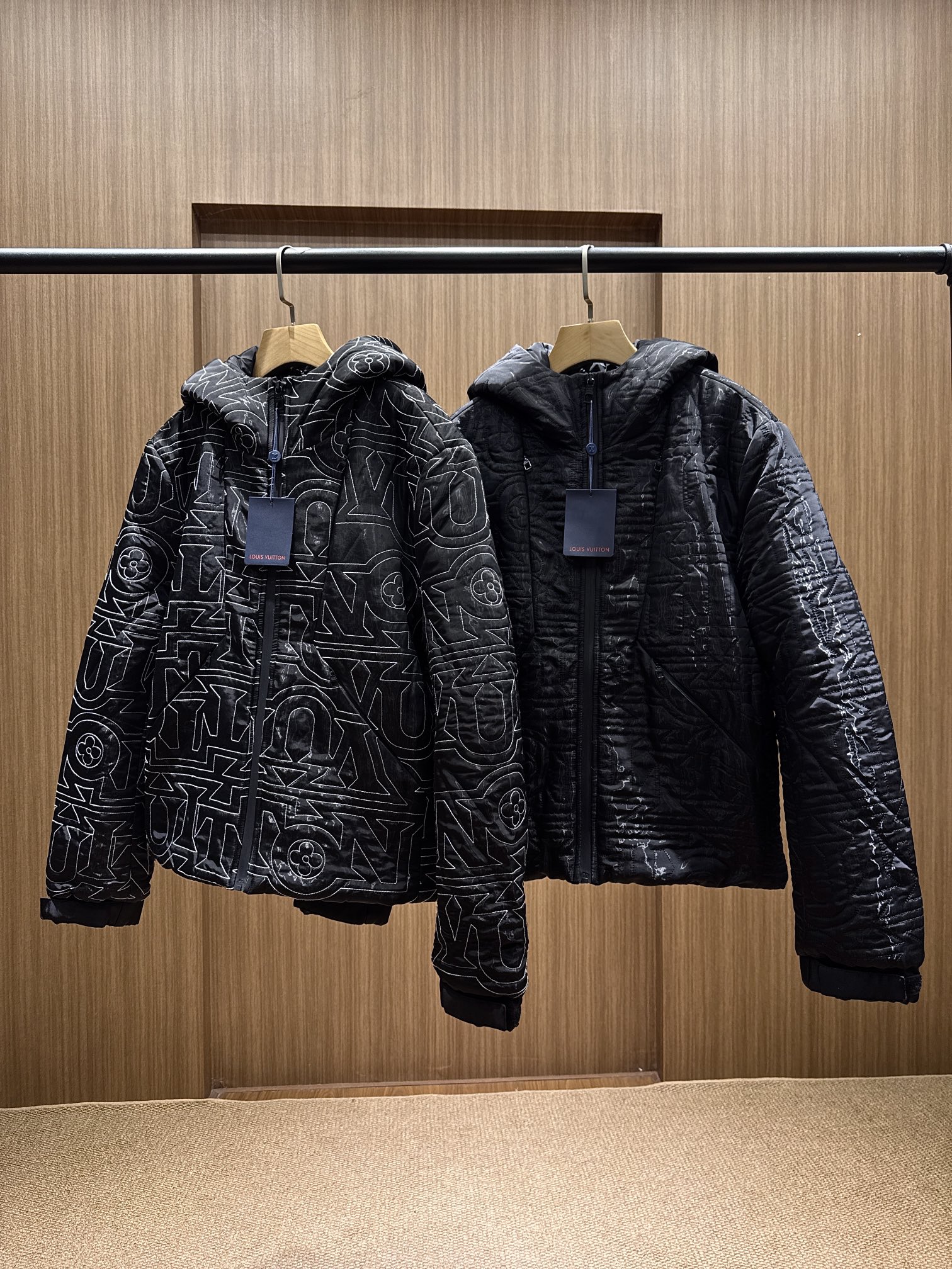 NO:567123,Look over here!  !  1V’s new autumn and winter hooded cotton jacket is here. It can be worn by both men and women!  It is made of imported flowing yarn fabric, top-stitched quilting, presbyopia logo pattern, and the taped zipper design is super textured~ It was finally obtained from the trading company and sold simultaneously on the official website!  ,,jackets & coats,hats,alexander wang19860909看过来！！ 1V秋冬新款连帽棉衣夹克来咯 男女都能穿！ 用的是进口流光纱面料 还有明线绗缝、老花标识图案 压胶拉链设计超有质感～ 贸易公司那边好不容易搞到的 和官网同步发售哦！,,jackets & coats,hats,alexander wang,Men's clothing