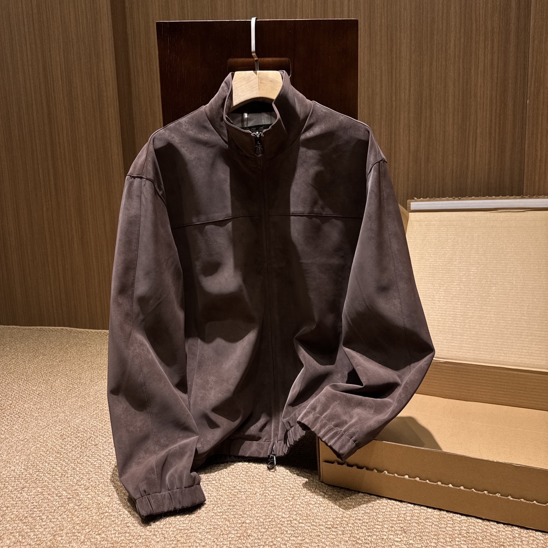 NO:596273,L’s new autumn and winter suede-feel jacket!  The imported eco-friendly suede material is supplied by customers. The moment your fingertips touch it, it feels soft and skin-friendly like a cloud. The delicate and soft texture is not inferior to real leather. It is even better in terms of 'skin-friendliness' and 'easy care'. Wear it in autumn and winter. It can not only avoid the delicateness of real leather, but also have a high-end texture comparable to real leather. The price-performance ratio is directly outstanding!  ,,jackets & coats,jackets & coats,chamois leather,alexander wang19860909L秋冬新款麂皮绒感夹克外套！ 客供进口环保麂皮绒材质 指尖轻触的瞬间 软糯亲肤的触感如云朵包裹 细腻柔和的质感完全不输真皮 甚至在“亲肤度”“易打理”上更胜一筹 秋冬穿它 既免去真皮的娇气 又能拥有媲美真皮的高级肌理 性价比直接拉满！,,jackets & coats,jackets & coats,chamois leather,alexander wang,Men's clothing