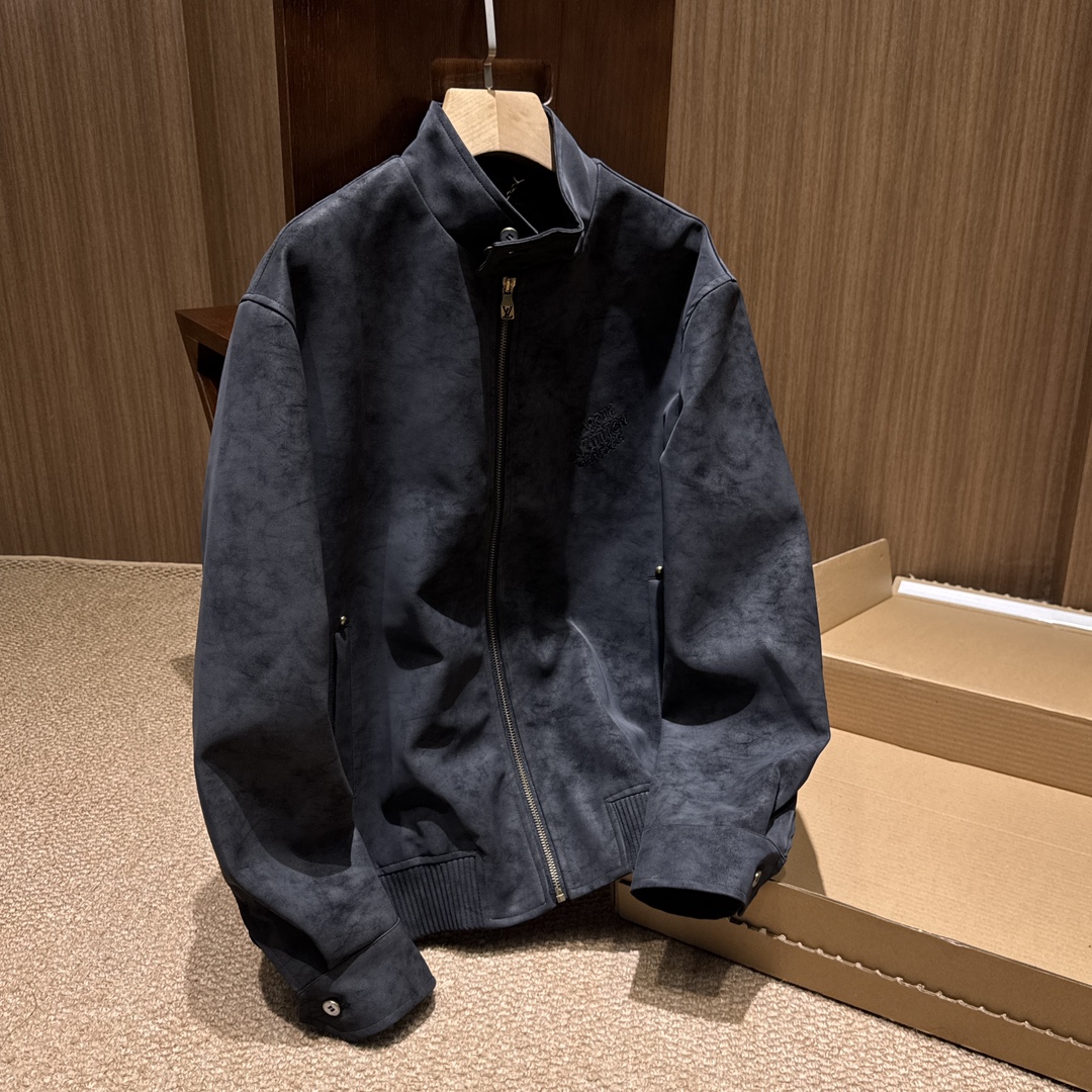 NO:596264,L's new autumn and winter suede jacket has a neat silhouette that doesn't flatter your figure. It looks great with white T jeans for daily wear. It's also very smart for business occasions. The workmanship in the details is also very careful. The zipper is smooth and the neckline design shows your spirit. It's a must-have and versatile item for your autumn and winter wardrobe. You can't go wrong with it with your eyes closed~,,jeans,jackets & coats,chamois leather,alexander wang19860909L秋冬新款麂皮夹克 版型利落不挑身材 日常搭配白T牛仔裤就很有范儿 商务场合穿也很干练 细节处的做工也很用心 拉链顺滑,领口设计显精神 秋冬衣橱必备的百搭狠货 闭眼入都不会错～,,jeans,jackets & coats,chamois leather,alexander wang,Men's clothing