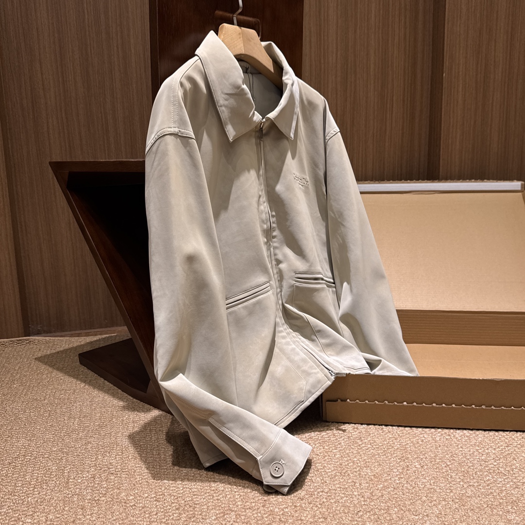 NO:596267,CD25FW new autumn and winter eco-friendly suede lapel jacket. Customer-supplied eco-friendly suede material. Fully jacquard lining + embossed logo on the chest. Customized zipper buttons. The details are all low-key and elegant. The classic lapel version is not picky. You can go out directly with jeans/casual pants. Wear it in autumn to create a full atmosphere!  The channels are sparse in disbursing funds, synchronizing the quality of the official website, and retaining funds for convenience!  ,,jeans,jackets & coats,chamois leather,alexander wang19860909CD25FW秋冬新款环保麂皮绒翻领夹克 客供的环保麂皮料 全提花内衬+胸前压花标 定制拉链纽扣 细节全是低调的贵气感 经典翻领版型不挑人 搭牛仔裤/休闲裤都能直接出门 秋天穿它氛围感拉满！ 渠道稀出款 同步官网的品质 自留款安利！,,jeans,jackets & coats,chamois leather,alexander wang,Men's clothing