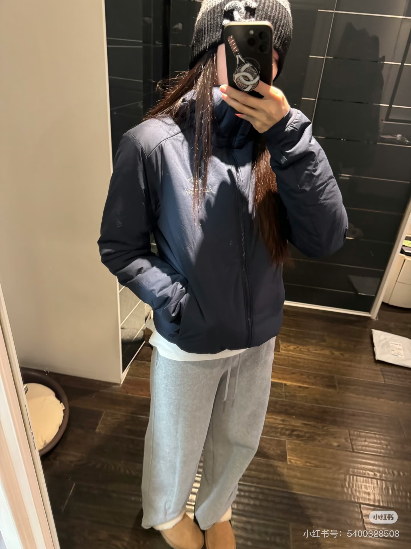 阿童木1.0 宝石蓝 清仓福利 史诗级独家特价 限时抢购💥💥 【ARC’TERYX始祖鸟ATOM Hoody阿童木刺绣logo情侣款棉服】 【区别市面任何通货版本!纯原系列!】 【得物2.4万+销量!最火情侣款阿童木棉服来袭!】 【情侣同款!M-3XL!原版一致!纯原系列!】 ARCTERYX 始祖鸟Atom Hoody阿童木秋冬户外保暖连帽刺绣棉服 户外棉服的标杆产品!刺绣版本独家高品质,Atom Hoody作为鸟家棉服系列的代表做产品,这款阿童木棉服可谓是鸟的经典作品!通过逐年的升级为新版的新型的保暖棉服!比抓绒衣更保暖和轻便.此款棉服为严寒天气徒步与林线以上的高海拔探险而设计,衣身填充合成保暖材料,搭配“Stormhood”风帽,在寒冷潮湿多风环境中让你保持温暖舒适,作为冬季装备中的主力,它既可单穿提供强效防护,也可作为数十内搭,轻松应对突变天气,适合极寒冷天气里做内胆,或者深秋初冬气候下单独外穿.面料仍为带防泼水涂层的Gossamera防撕裂尼龙面料.内层添加的保温材料则采用了3种密度(120860)的PLANTLOFT棉来保证躯体不同部位保暖,腋下使用的弹力面料,以便更好的通风透气和活动,透气的不同需要都得到满足.该款用途广泛的Coreloft保暖衣,既可在寒冷干燥天气作为外套使用,也可作为中间层使用,轻便、耐久的防风面料,可耐磨,采用DWR防泼水处理,可防潮,CoreloftTM合成保暖材料保暖强韧,针织弹性袖口小巧轻便,方便穿着,可调节下摆抽绳可防止寒气入侵 官方货号: 1531 M码 适合130斤以下(女神码 L码 适合135-145斤 XL码 适合150-160斤 XXL码 适合165-175斤 3XL码 适合180-2XX斤