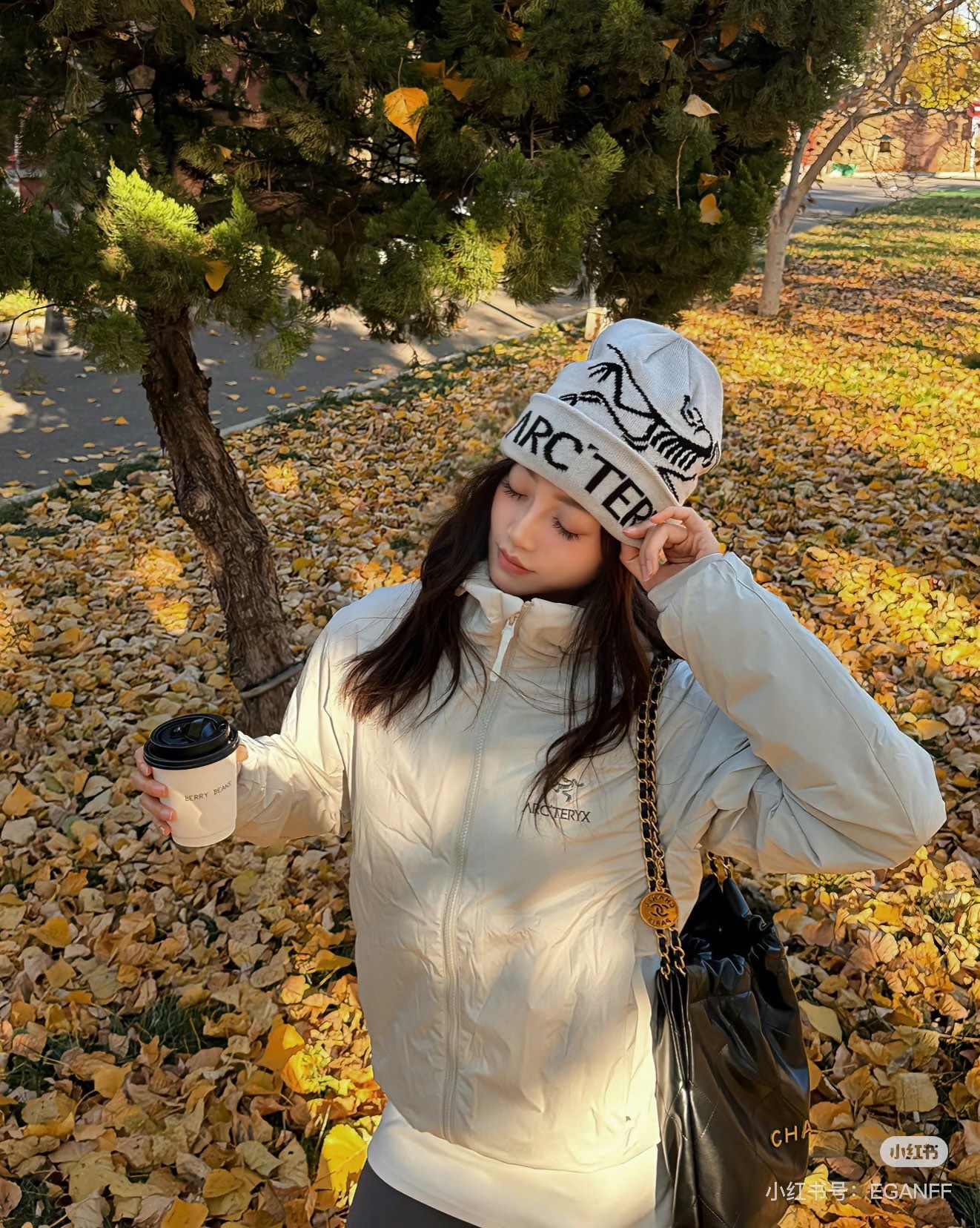 阿童木1.0 隐秘灰 清仓 史诗级独家特价 限时抢购💥💥 【ARC’TERYX始祖鸟ATOM Hoody阿童木刺绣logo情侣款棉服】 【区别市面任何通货版本!纯原系列!】 【得物2.4万+销量!最火情侣款阿童木棉服来袭!】 【情侣同款!M-3XL!原版一致!纯原系列!】 ARCTERYX 始祖鸟Atom Hoody阿童木秋冬户外保暖连帽刺绣棉服 户外棉服的标杆产品!刺绣版本独家高品质,Atom Hoody作为鸟家棉服系列的代表做产品,这款阿童木棉服可谓是鸟的经典作品!通过逐年的升级为新版的新型的保暖棉服!比抓绒衣更保暖和轻便.此款棉服为严寒天气徒步与林线以上的高海拔探险而设计,衣身填充合成保暖材料,搭配“Stormhood”风帽,在寒冷潮湿多风环境中让你保持温暖舒适,作为冬季装备中的主力,它既可单穿提供强效防护,也可作为数十内搭,轻松应对突变天气,适合极寒冷天气里做内胆,或者深秋初冬气候下单独外穿.面料仍为带防泼水涂层的Gossamera防撕裂尼龙面料.内层添加的保温材料则采用了3种密度(120860)的PLANTLOFT棉来保证躯体不同部位保暖,腋下使用的弹力面料,以便更好的通风透气和活动,透气的不同需要都得到满足.该款用途广泛的Coreloft保暖衣,既可在寒冷干燥天气作为外套使用,也可作为中间层使用,轻便、耐久的防风面料,可耐磨,采用DWR防泼水处理,可防潮,CoreloftTM合成保暖材料保暖强韧,针织弹性袖口小巧轻便,方便穿着,可调节下摆抽绳可防止寒气入侵 官方货号: 1531 M码 适合130斤以下(女神码 L码 适合135-145斤 XL码 适合150-160斤 XXL码 适合165-175斤 3XL码 适合180-2XX斤