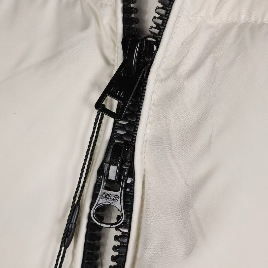 清仓福利 💰180  
史诗级独家特价 限时抢购
𝐌𝐋𝐁 24FW 美拉德色系 波士顿红袜队 肯豆同款  小标logo立领短款羽绒服 

🔝3月购入正品开版，1:1制作。市面最强版本，所有五金均为定制。完美还原zp

🔝MLB 冬季短款羽绒服 过冬首选云朵般透气 云朵般轻薄 云朵般亲肤
是你肉眼可见的蓬松质感，零下十几度穿着也没问题，采用国标80白鸭绒，轻盈保暖，无惧寒风 。MLB是韩国F&F旗下潮流服装品牌，拥有150年历史的经典传统，是街头文化和国际生活方式的领导者。MLB 拥有包括男装、女装、童装、配饰 在内的全品类服饰，提供覆盖各性别、各年龄层、From HeadtoToe的穿搭装备。其产品结合了韩国的时尚造型与质感，展现了运动服饰也可以兼具时尚潮流的风格。在产品设计上，MLB不仅融合了美国职业棒球大联盟的各当家球队，更结合了棒球运动中的各个元素。

🔝产品工艺：
采用国标80白鸭绒 
1⃣️国标80%白鸭绒，市面独家使用顶级羽绒，绝不吹虚鹅绒等一系列的错误理解

2⃣️ 面料: 100% 锦纶; 里料: 100% 锦纶 ，市面最顶级没有之一，一切遵照原版定制。

3️⃣原代加工厂出品电镀五金，全部原厂定制，非市场各类复刻版

官方货号: 1531

🔝产品配色：黑色 白色 棕色

🔝产品尺码：XS  S  M  L  XL  XXL