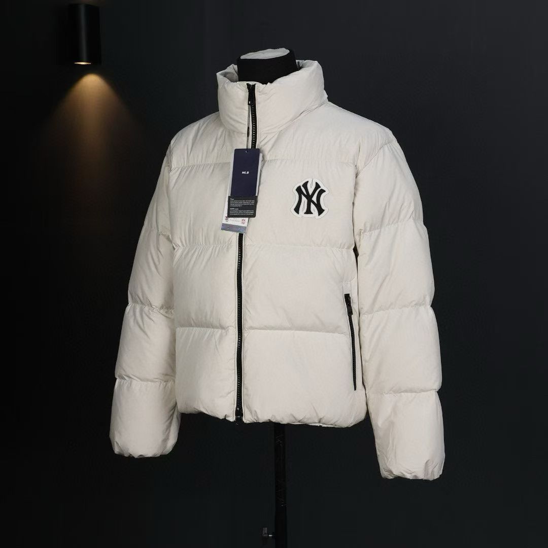 清仓福利 💰180  
史诗级独家特价 限时抢购
𝐌𝐋𝐁 24FW 美拉德色系 波士顿红袜队 肯豆同款  小标logo立领短款羽绒服 

🔝3月购入正品开版，1:1制作。市面最强版本，所有五金均为定制。完美还原zp

🔝MLB 冬季短款羽绒服 过冬首选云朵般透气 云朵般轻薄 云朵般亲肤
是你肉眼可见的蓬松质感，零下十几度穿着也没问题，采用国标80白鸭绒，轻盈保暖，无惧寒风 。MLB是韩国F&F旗下潮流服装品牌，拥有150年历史的经典传统，是街头文化和国际生活方式的领导者。MLB 拥有包括男装、女装、童装、配饰 在内的全品类服饰，提供覆盖各性别、各年龄层、From HeadtoToe的穿搭装备。其产品结合了韩国的时尚造型与质感，展现了运动服饰也可以兼具时尚潮流的风格。在产品设计上，MLB不仅融合了美国职业棒球大联盟的各当家球队，更结合了棒球运动中的各个元素。

🔝产品工艺：
采用国标80白鸭绒 
1⃣️国标80%白鸭绒，市面独家使用顶级羽绒，绝不吹虚鹅绒等一系列的错误理解

2⃣️ 面料: 100% 锦纶; 里料: 100% 锦纶 ，市面最顶级没有之一，一切遵照原版定制。

3️⃣原代加工厂出品电镀五金，全部原厂定制，非市场各类复刻版

官方货号: 1531

🔝产品配色：黑色 白色 棕色

🔝产品尺码：XS  S  M  L  XL  XXL