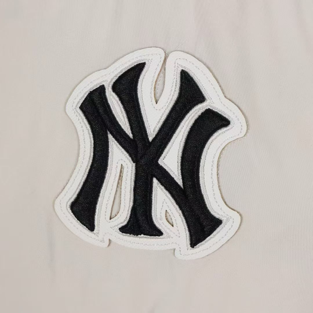 清仓福利 💰180  
史诗级独家特价 限时抢购
𝐌𝐋𝐁 24FW 美拉德色系 波士顿红袜队 肯豆同款  小标logo立领短款羽绒服 

🔝3月购入正品开版，1:1制作。市面最强版本，所有五金均为定制。完美还原zp

🔝MLB 冬季短款羽绒服 过冬首选云朵般透气 云朵般轻薄 云朵般亲肤
是你肉眼可见的蓬松质感，零下十几度穿着也没问题，采用国标80白鸭绒，轻盈保暖，无惧寒风 。MLB是韩国F&F旗下潮流服装品牌，拥有150年历史的经典传统，是街头文化和国际生活方式的领导者。MLB 拥有包括男装、女装、童装、配饰 在内的全品类服饰，提供覆盖各性别、各年龄层、From HeadtoToe的穿搭装备。其产品结合了韩国的时尚造型与质感，展现了运动服饰也可以兼具时尚潮流的风格。在产品设计上，MLB不仅融合了美国职业棒球大联盟的各当家球队，更结合了棒球运动中的各个元素。

🔝产品工艺：
采用国标80白鸭绒 
1⃣️国标80%白鸭绒，市面独家使用顶级羽绒，绝不吹虚鹅绒等一系列的错误理解

2⃣️ 面料: 100% 锦纶; 里料: 100% 锦纶 ，市面最顶级没有之一，一切遵照原版定制。

3️⃣原代加工厂出品电镀五金，全部原厂定制，非市场各类复刻版

官方货号: 1531

🔝产品配色：黑色 白色 棕色

🔝产品尺码：XS  S  M  L  XL  XXL