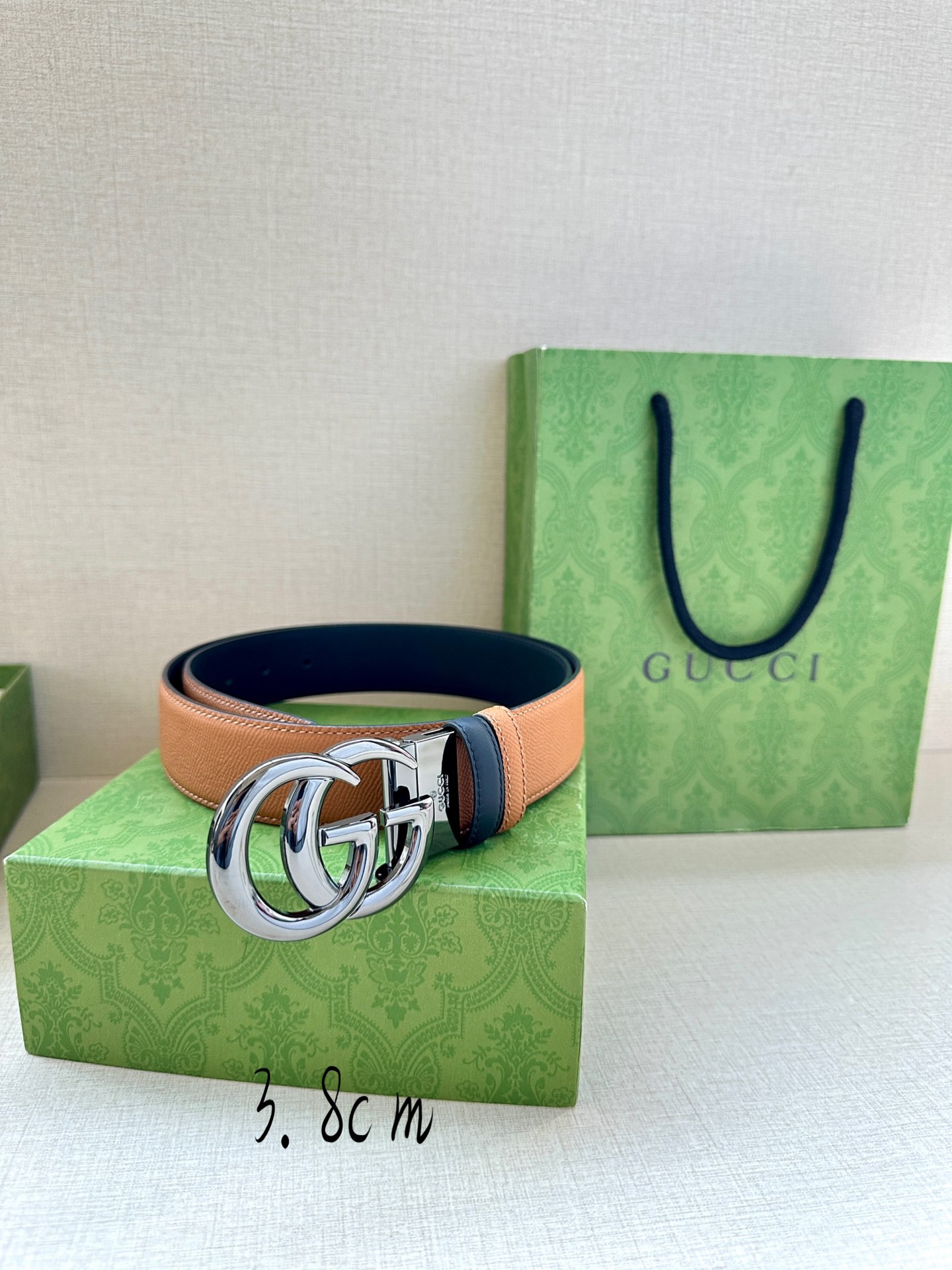 宽度4.0cmGUCCI系列品牌标志性的双G原单钢扣标识经重新诠释后以光彩夺目的金色调呈现在这款手掌纹腰