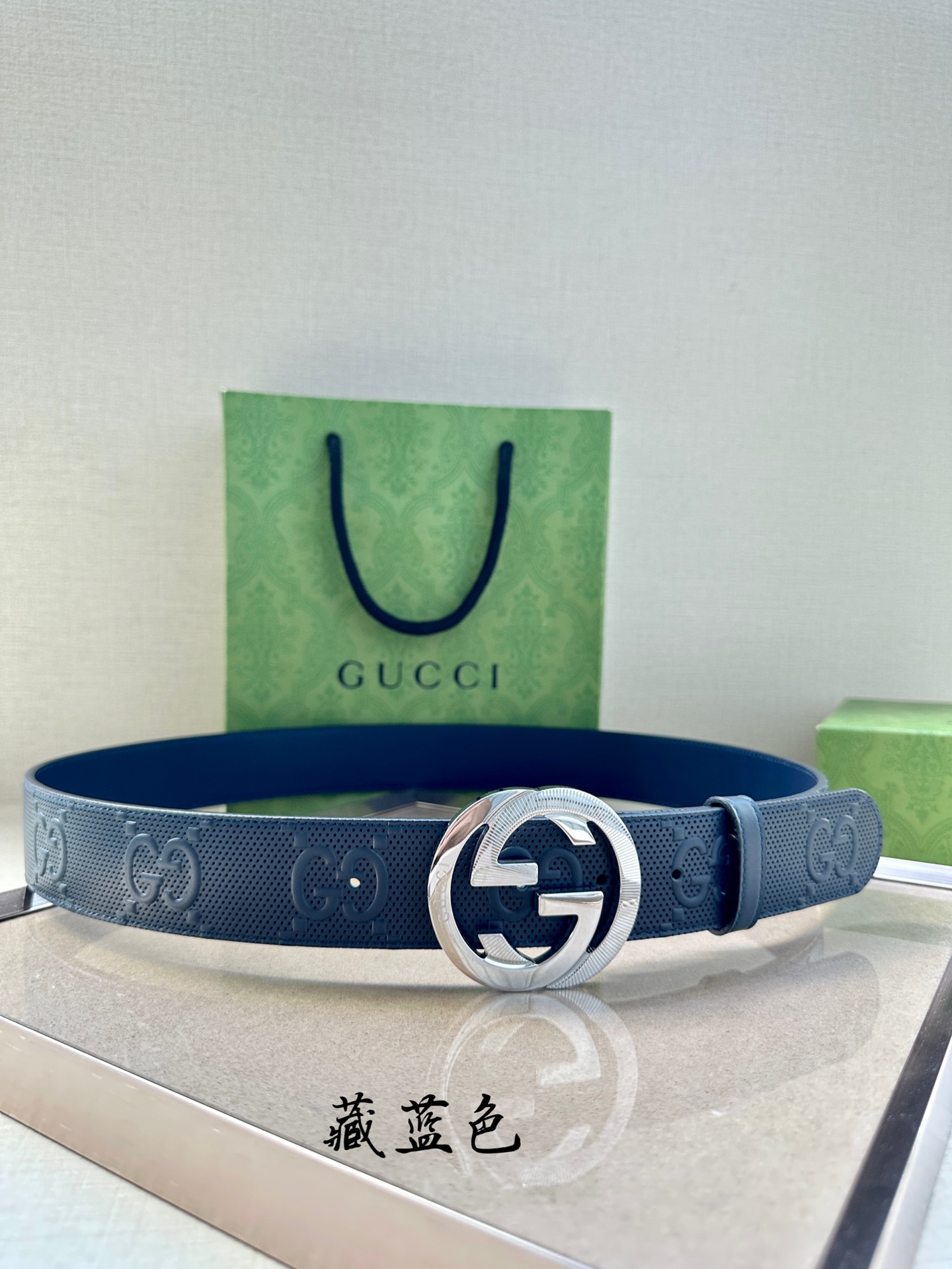 Original. Ancho 4.0 GUCCI: los detalles históricos y los elementos modernos son características de la última colección …