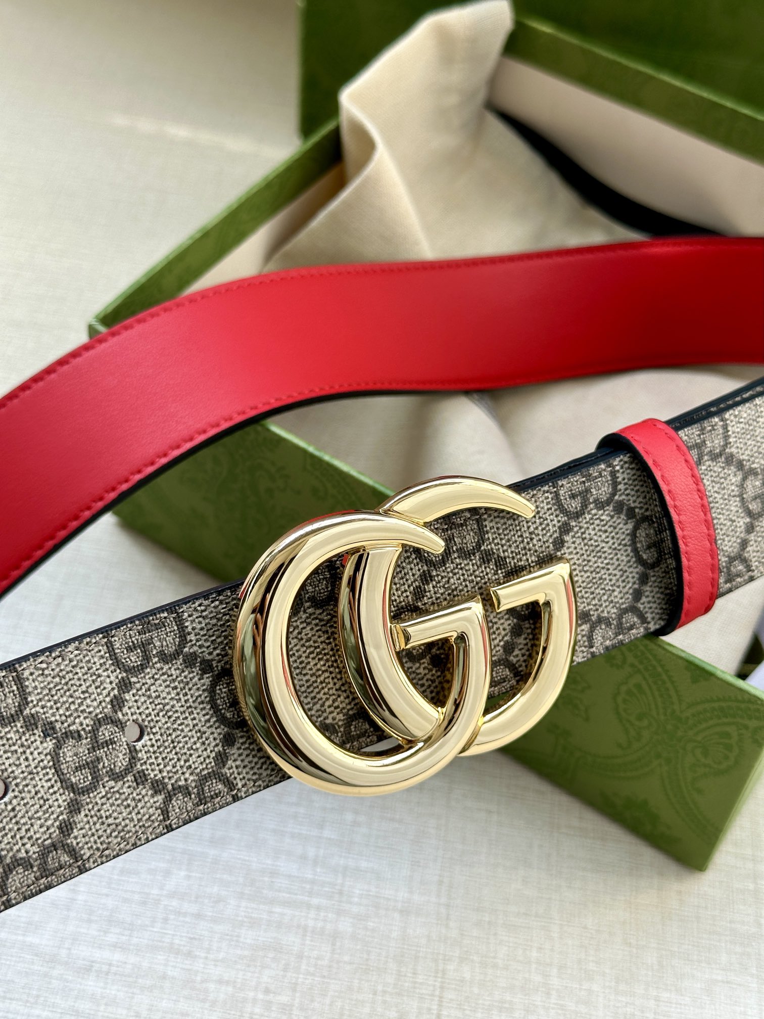  GUCCI 宽度3.8cm 这款宽版腰带饰有双G细节，交织字母图案配件令其更添魅力。这款配饰现已成为G