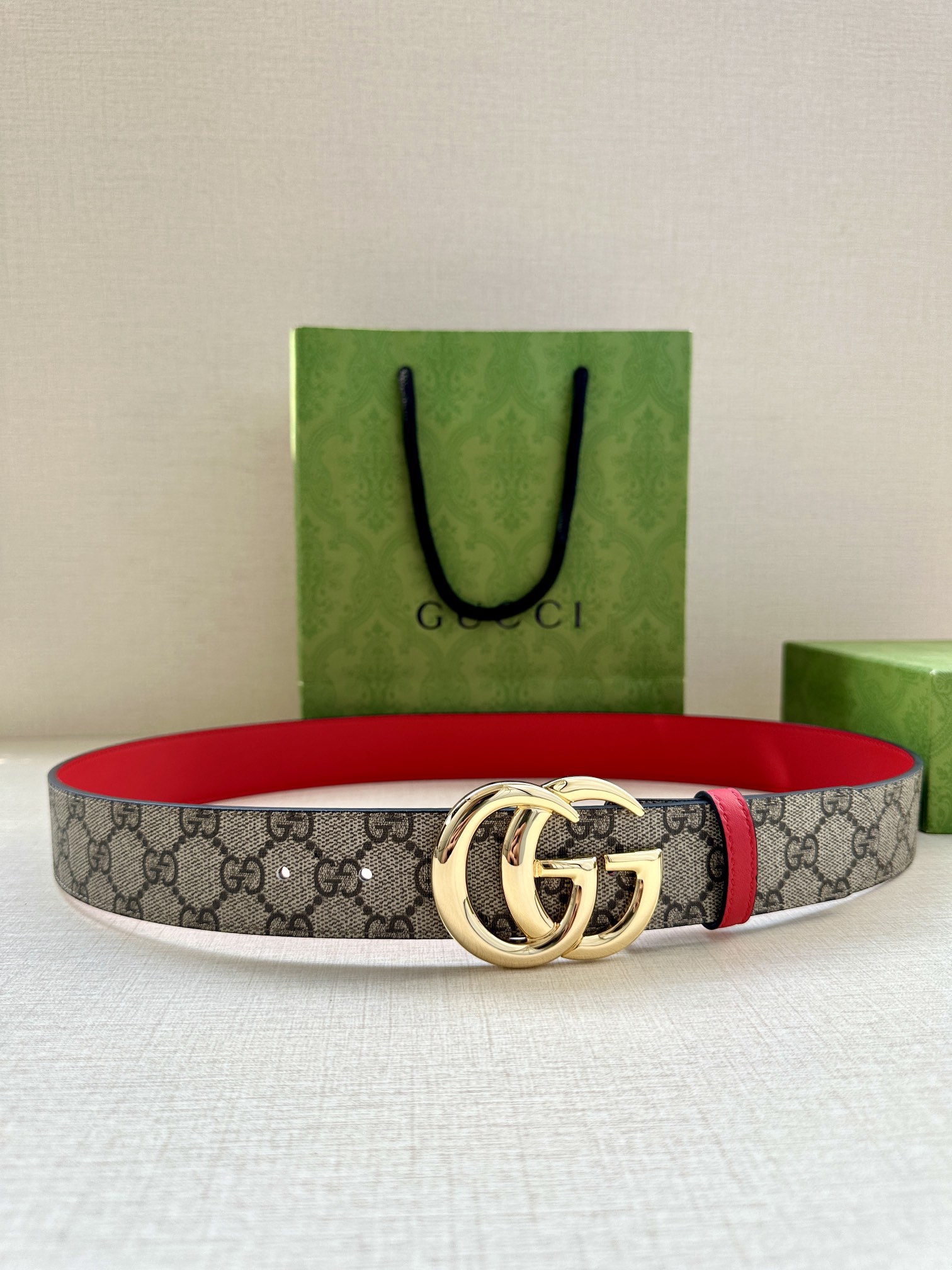  GUCCI 宽度3.8cm 这款宽版腰带饰有双G细节，交织字母图案配件令其更添魅力。这款配饰现已成为G