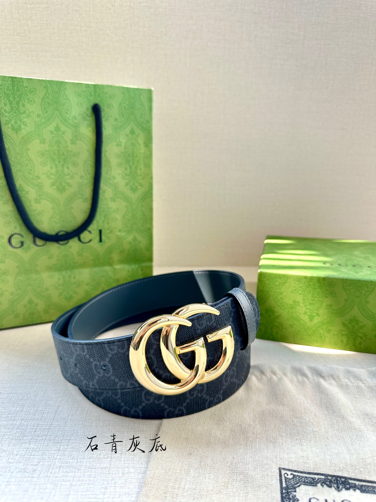  GUCCI 宽度3.8cm 这款宽版腰带饰有双G细节，交织字母图案配件令其更添魅力。这款配饰现已成为G