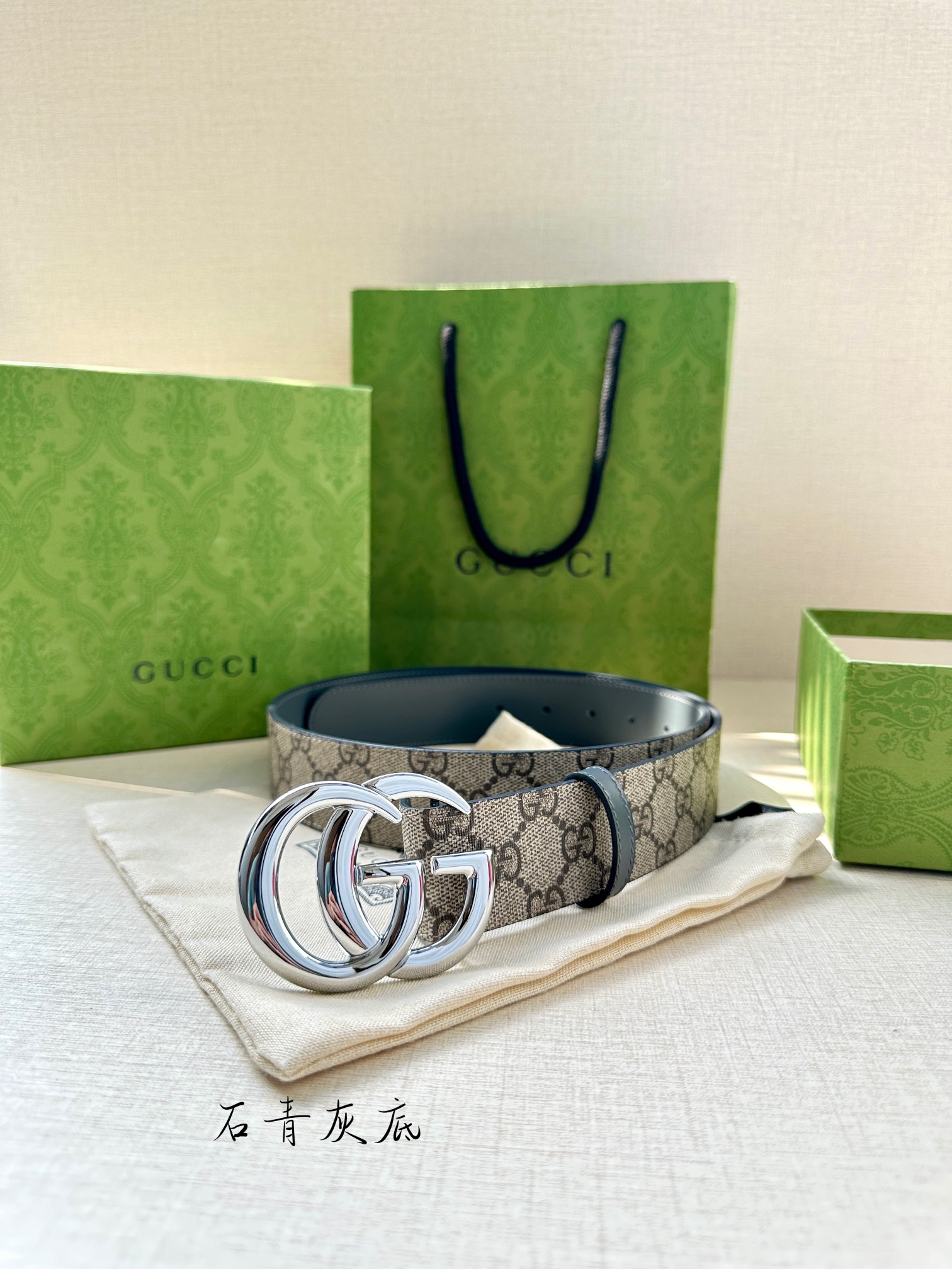  GUCCI 宽度3.8cm 这款宽版腰带饰有双G细节，交织字母图案配件令其更添魅力。这款配饰现已成为G