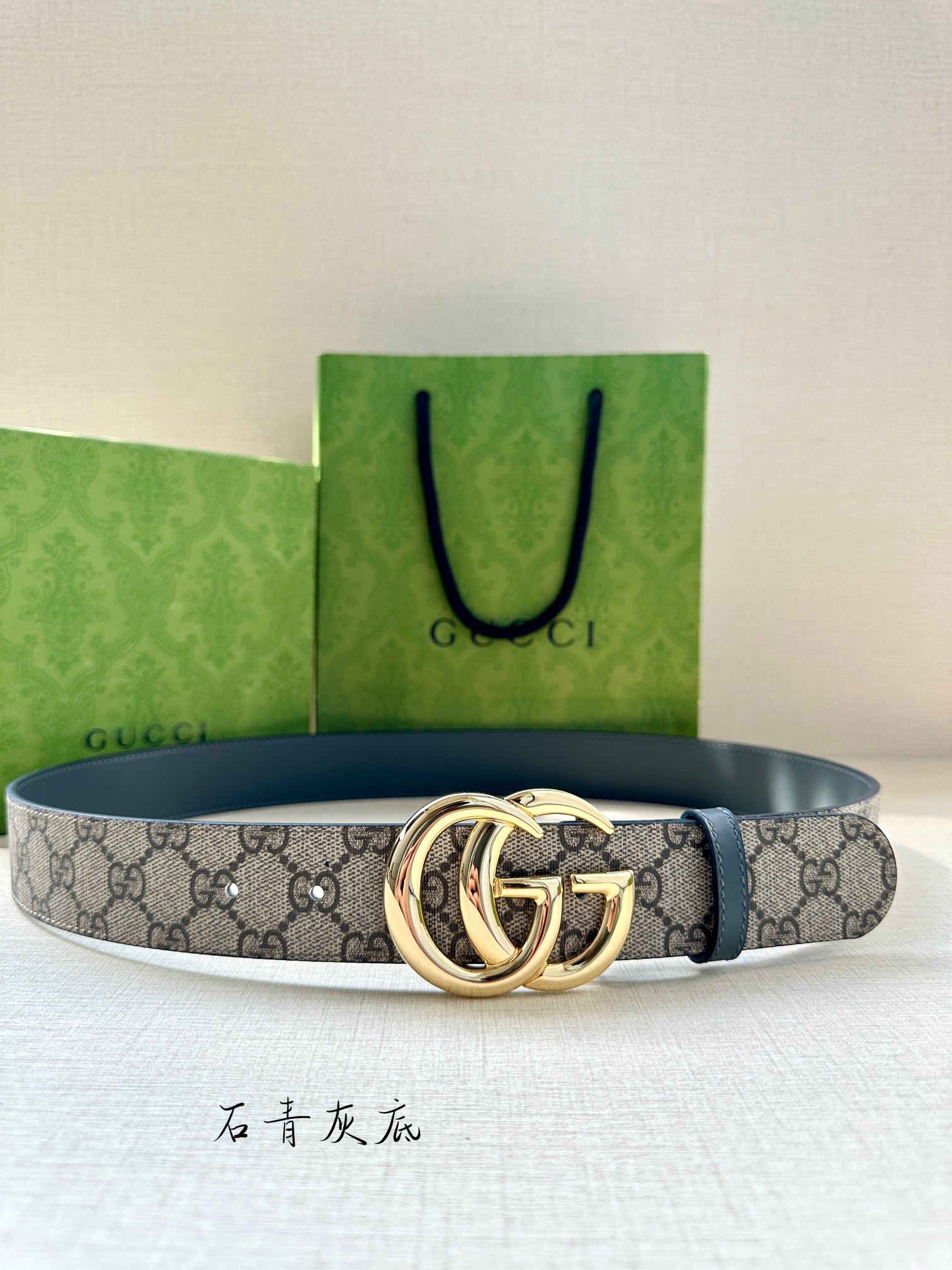  GUCCI 宽度3.8cm 这款宽版腰带饰有双G细节，交织字母图案配件令其更添魅力。这款配饰现已成为G